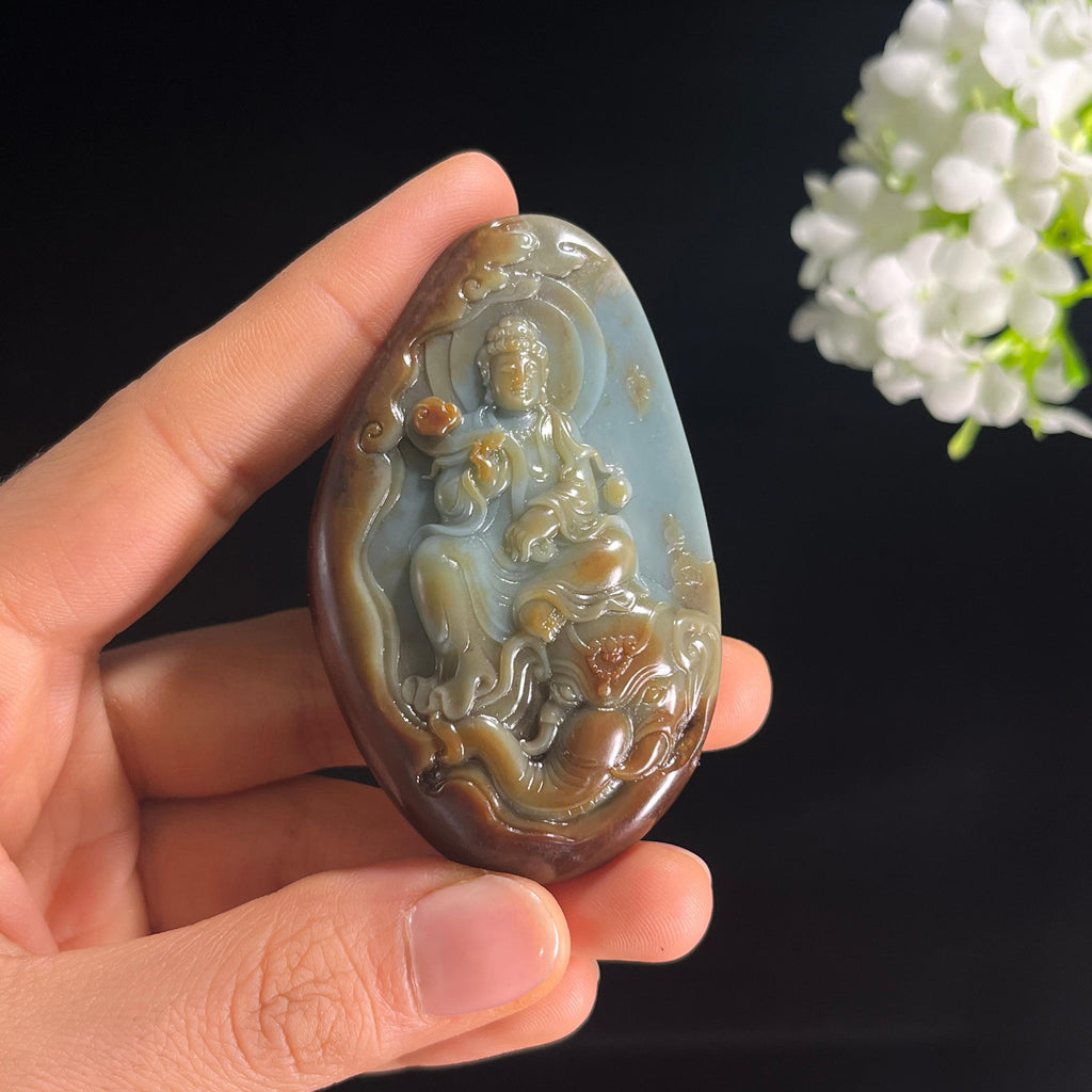 新疆天然和田玉“俏玉普贤”籽料蓝调沙枣青普贤观音雕刻挂件（yc295683）