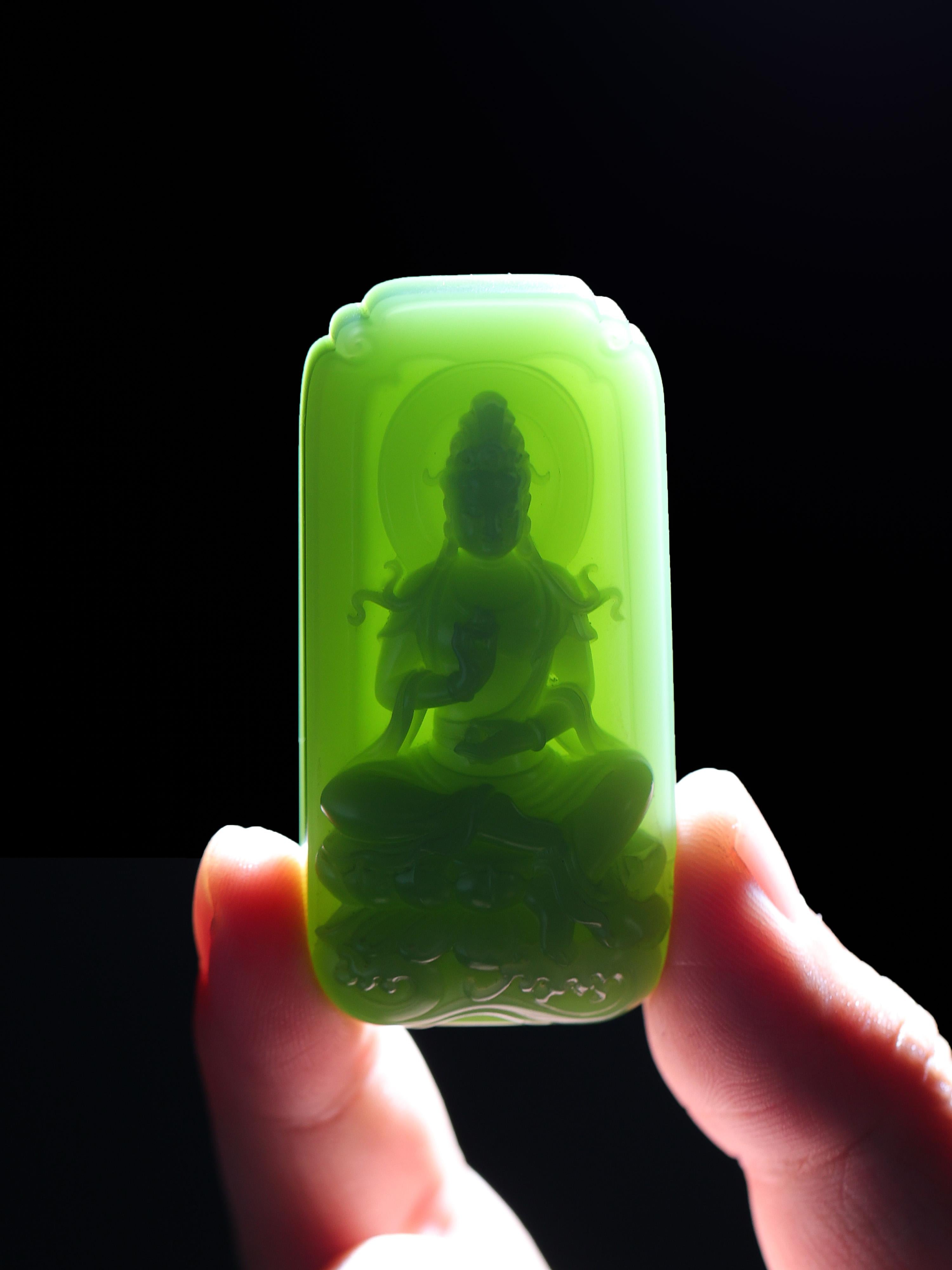 花瓶 和田绿玉梅瓶。花入 和田玉碧玉辣绿观音（54.1g） – 厚德载玉