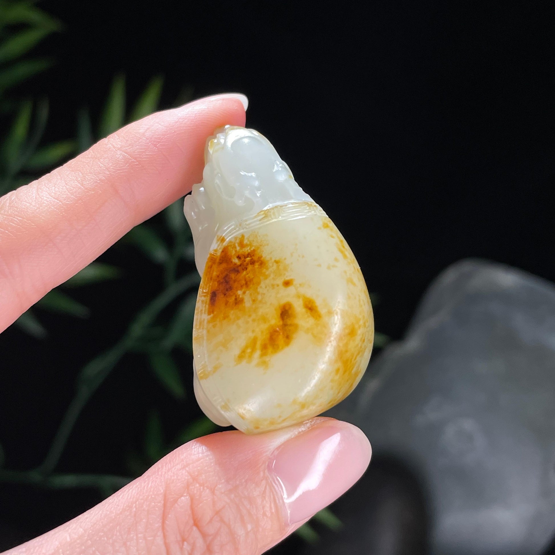 新疆和田玉精品白玉洒金皮籽料龙龟挂件（yc712173）