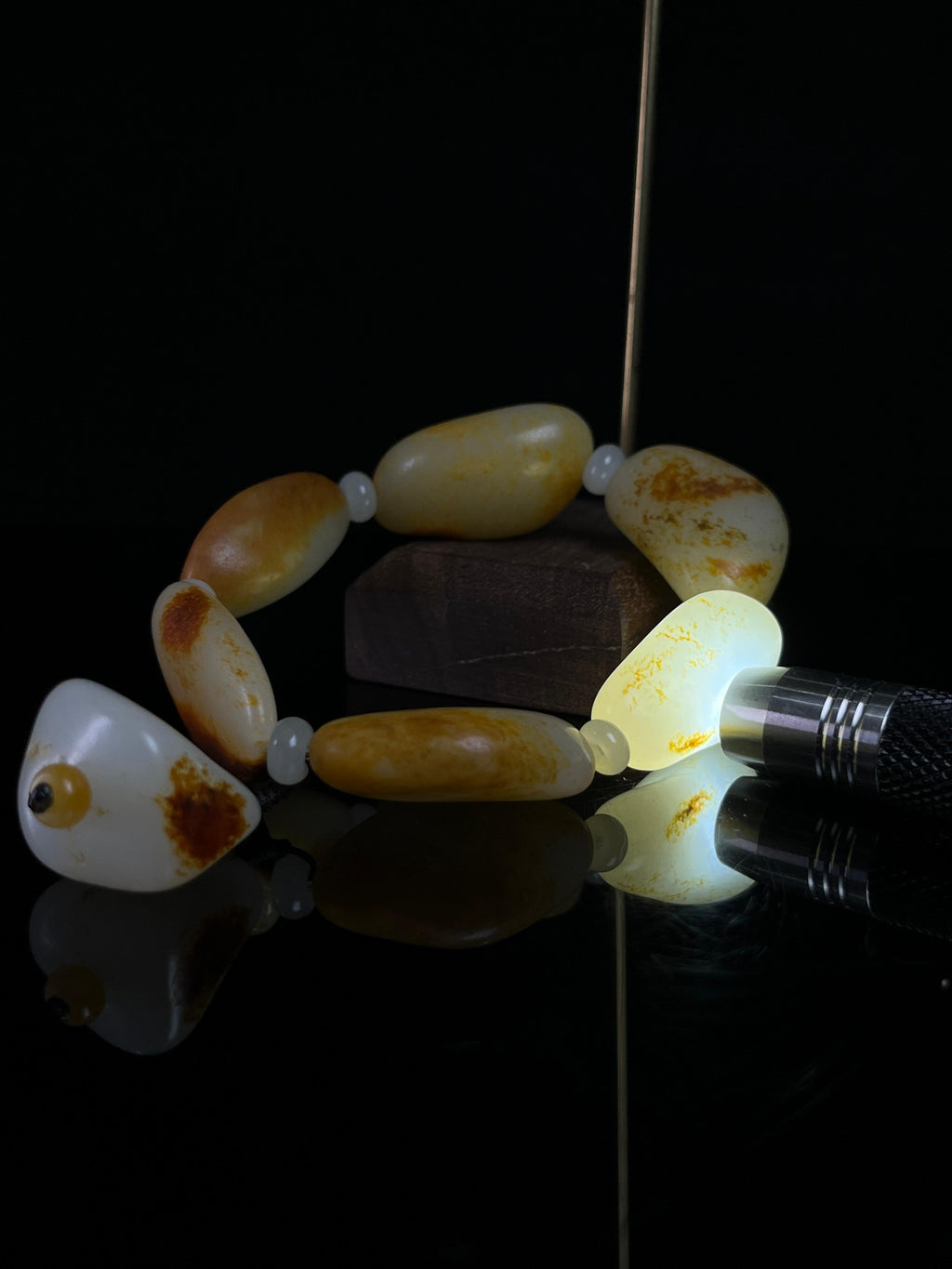 新疆和田玉洒金红皮白肉原籽无修籽料手串（yc233377）