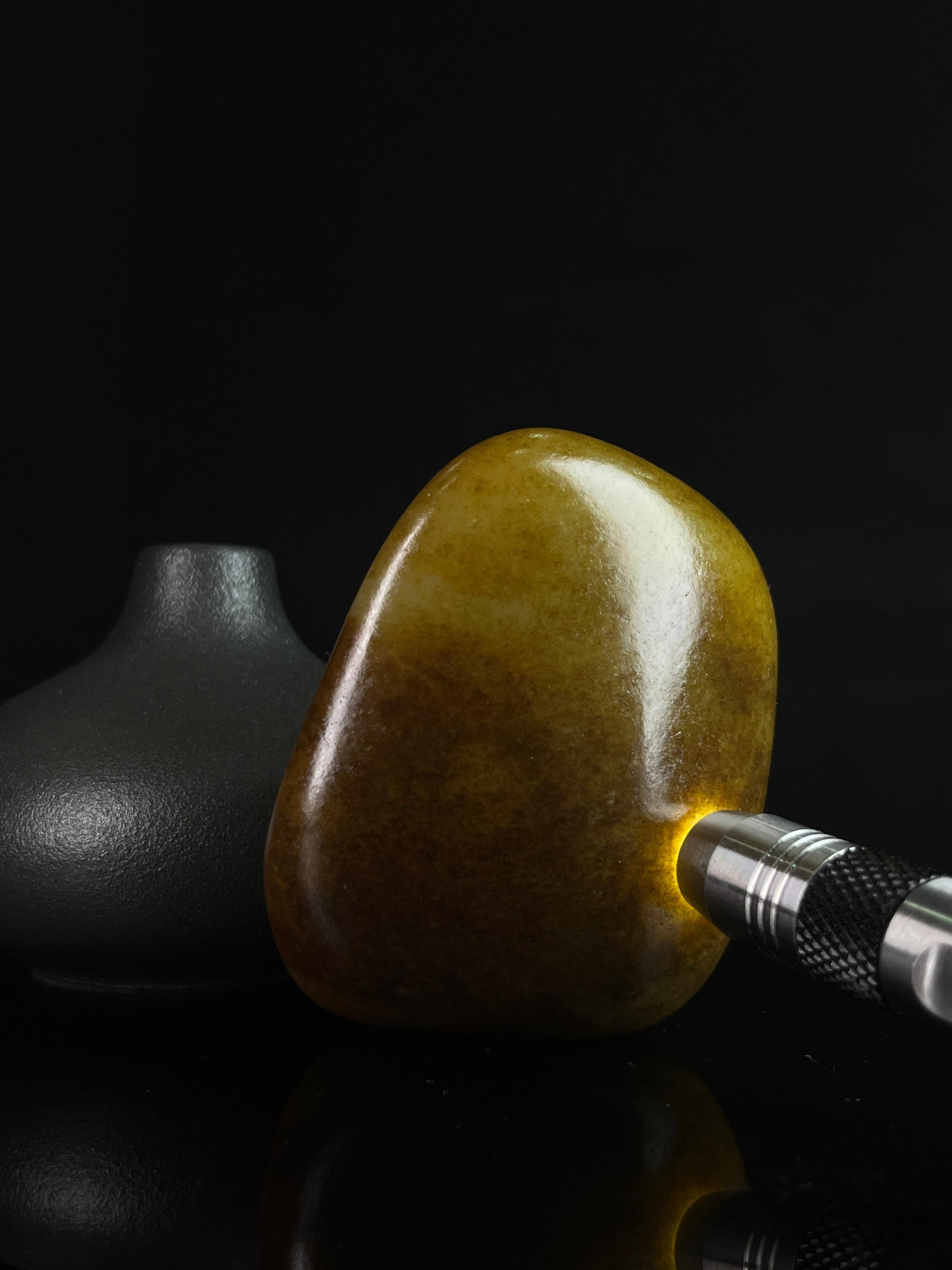 新疆和田玉黄棕沁色籽料原石摆件（yc231714）