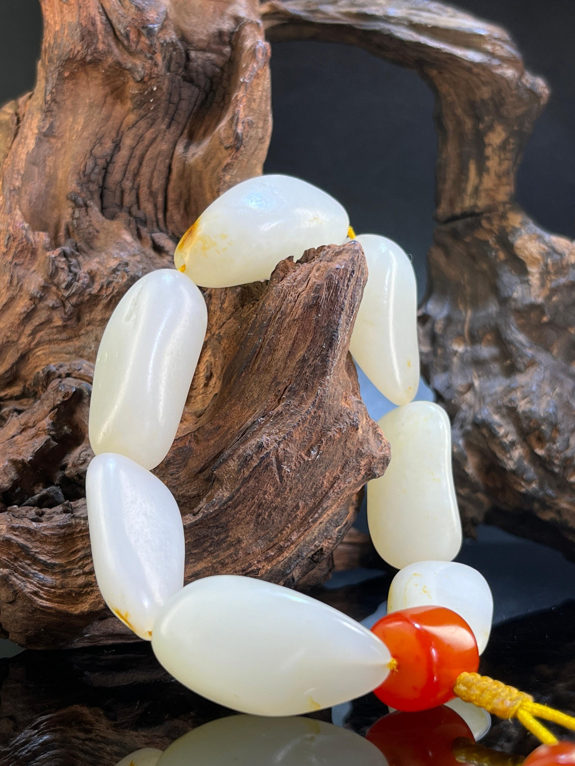 新疆和田玉光白籽带洒金籽料原石手串（yc229362）