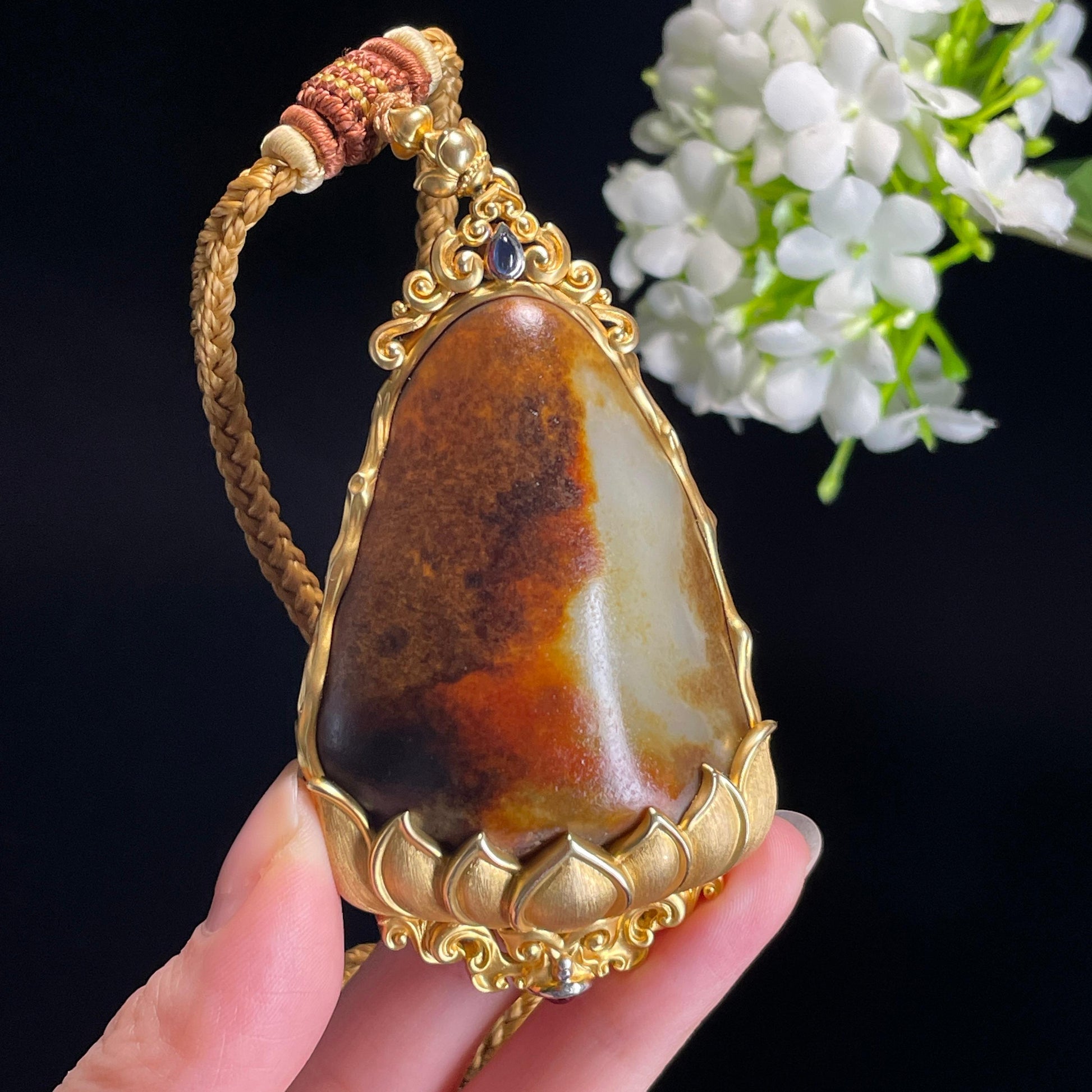 和田玉黄沁红沁“金莲映玉”18k金镶挂件（yc337859）