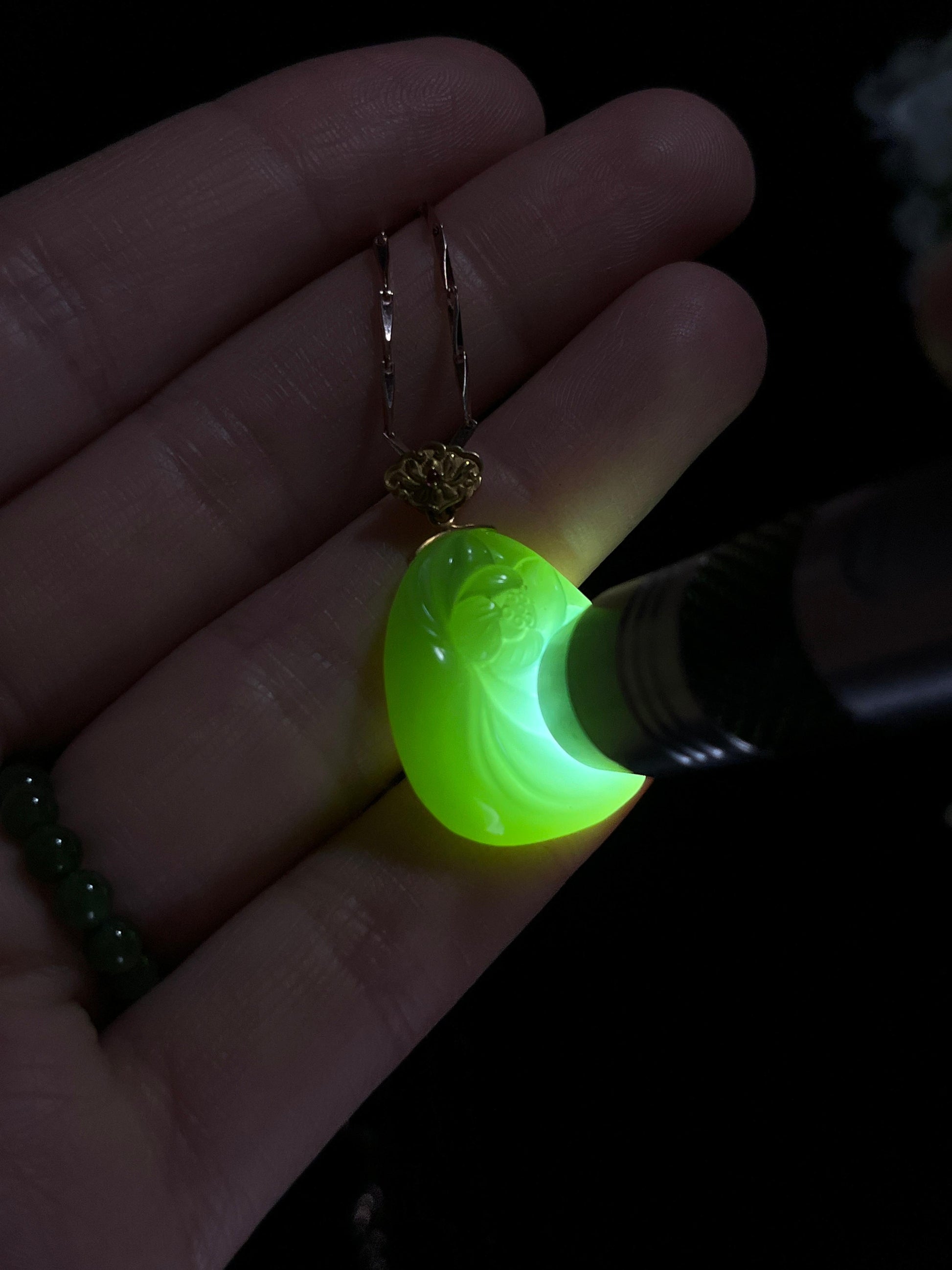 新疆天然和田玉青玉18k金镶荷花雕刻吊坠（yc260417）