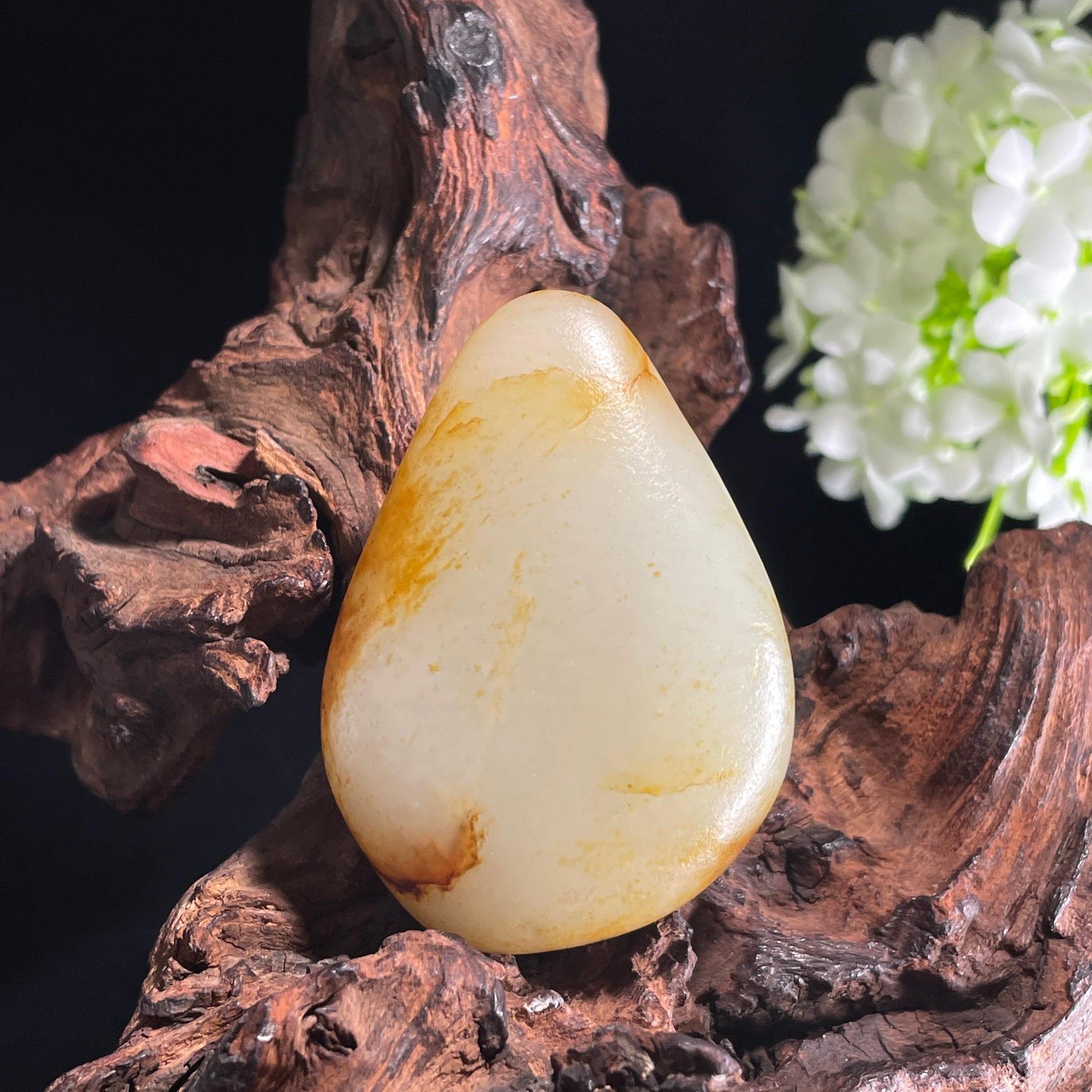 和田玉“金珀滴露”白玉洒金黑红皮籽料（yc422548）