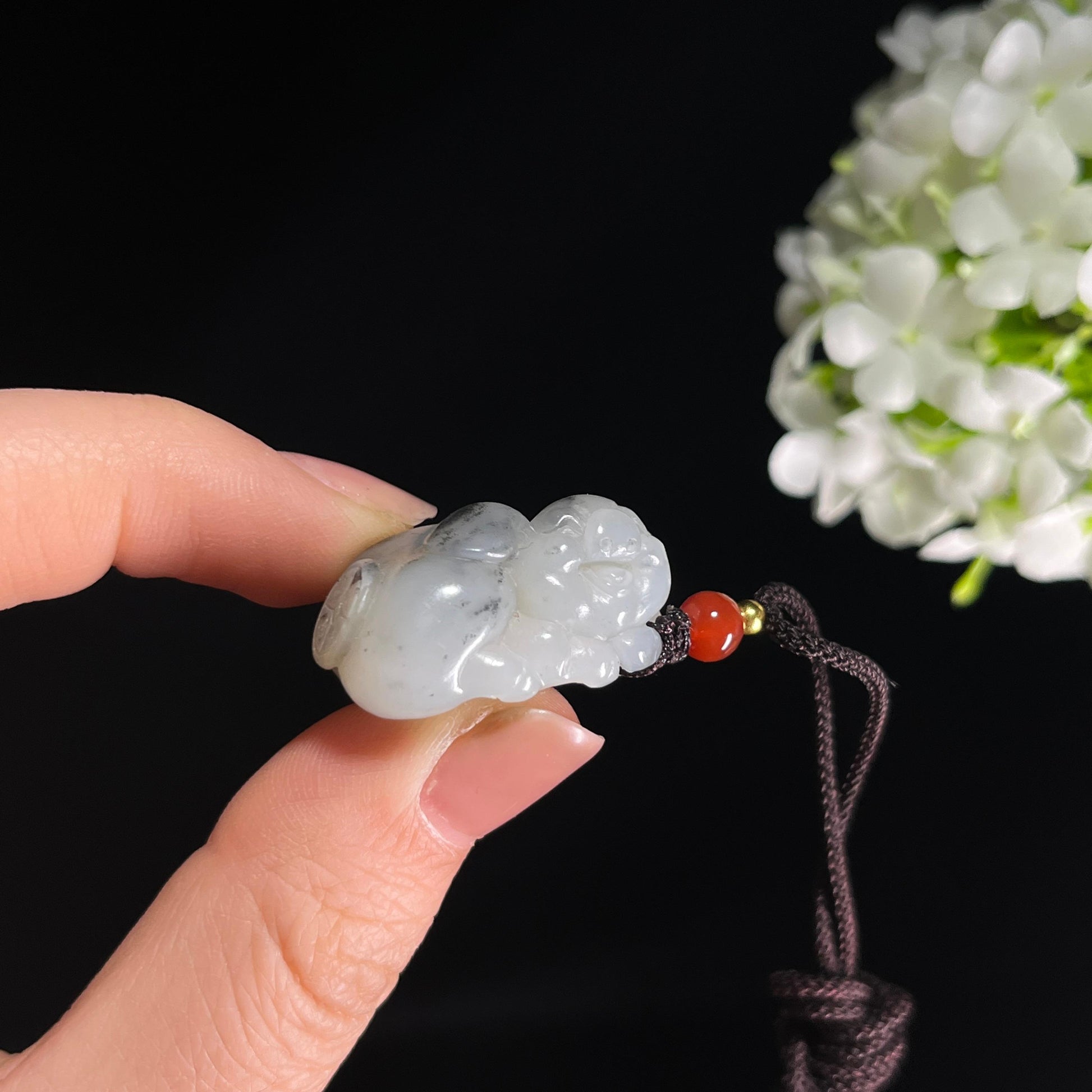 和田玉带墨青花“福猪卧福”籽料雕刻挂件（yc284643）