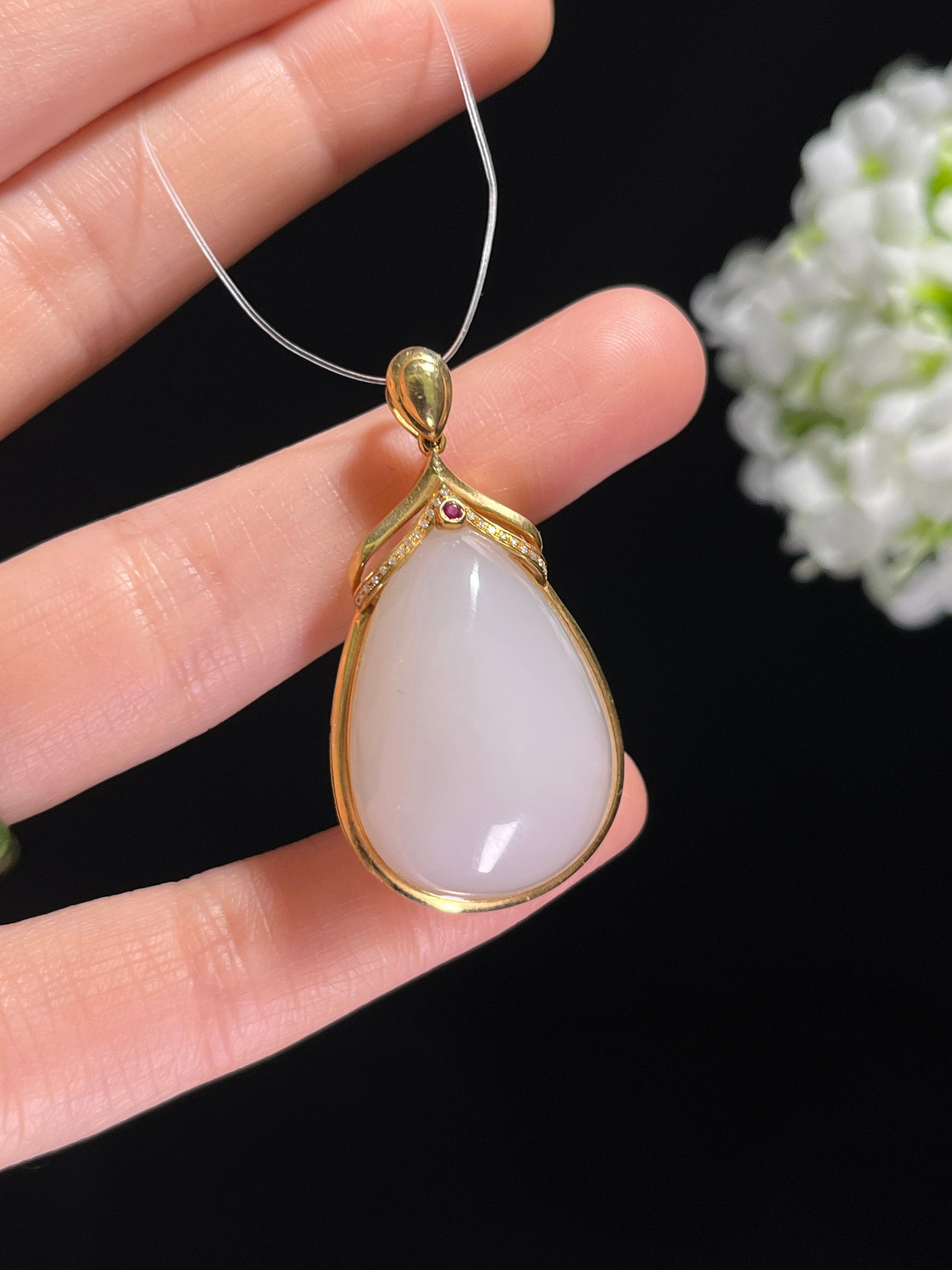 新疆天然和田玉羊脂白玉18k金镶水滴形吊坠（yc260376）