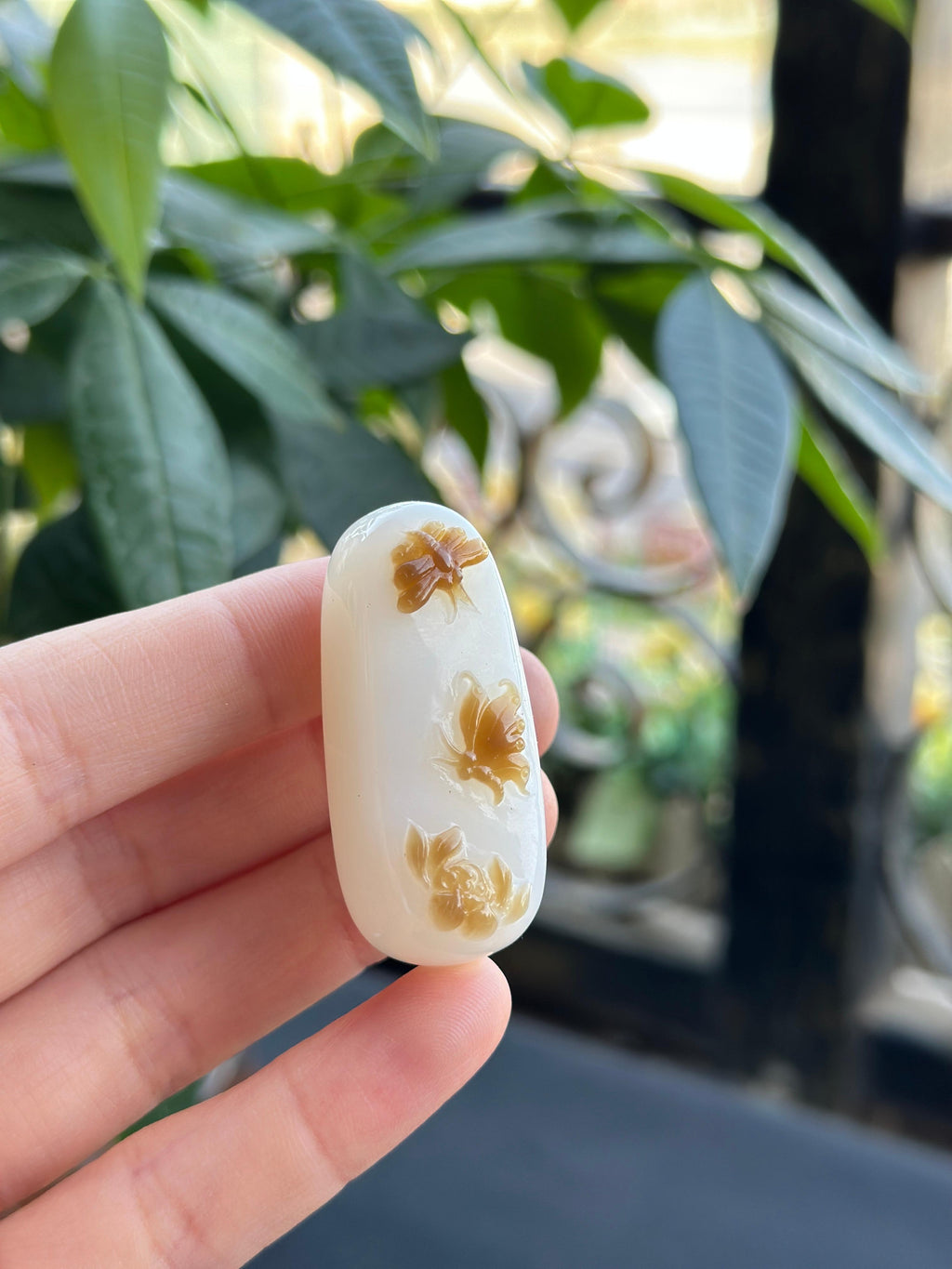 和田玉糖白蝶恋花俏色雕挂件（yc707321）