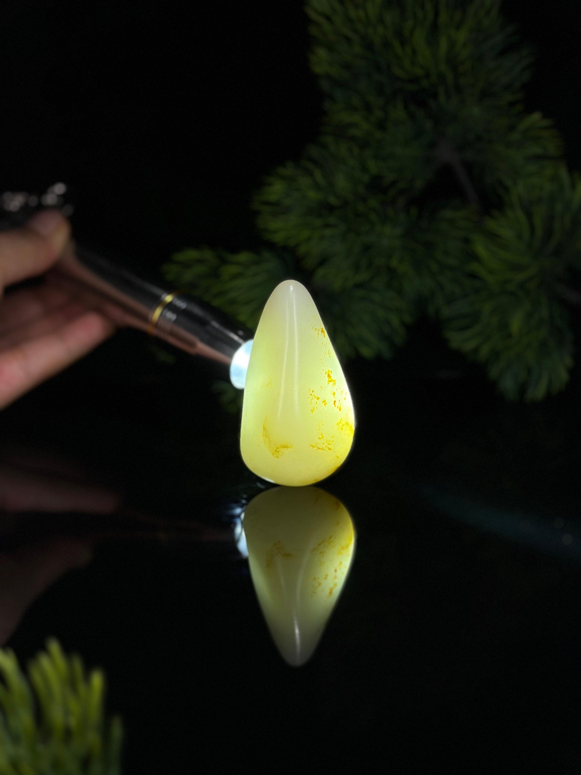 新疆和田玉白玉洒红皮珍品水滴型籽料手把件（yc504889）