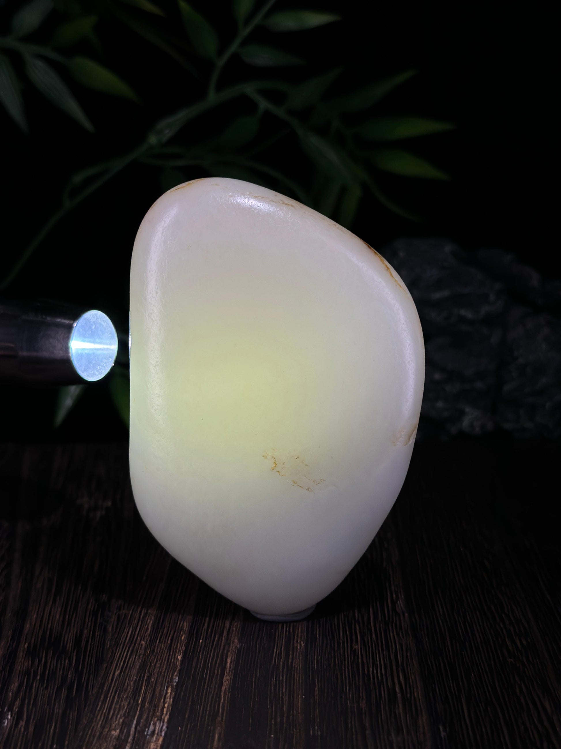 新疆和田玉珍品白玉秋梨皮籽料摆件（yc714507）
