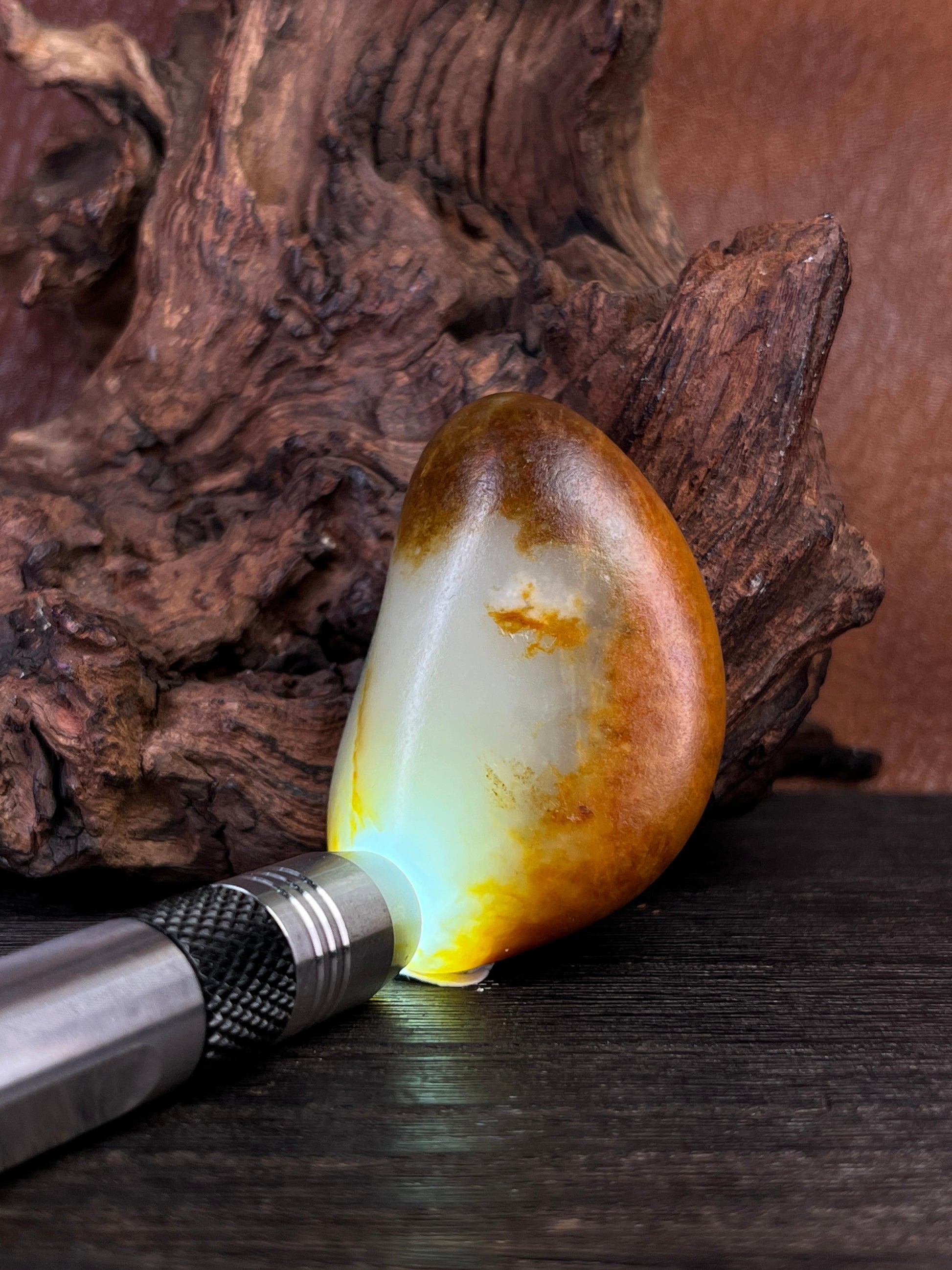 新疆和田玉多沁色皮籽料原石小手把（yc227472）