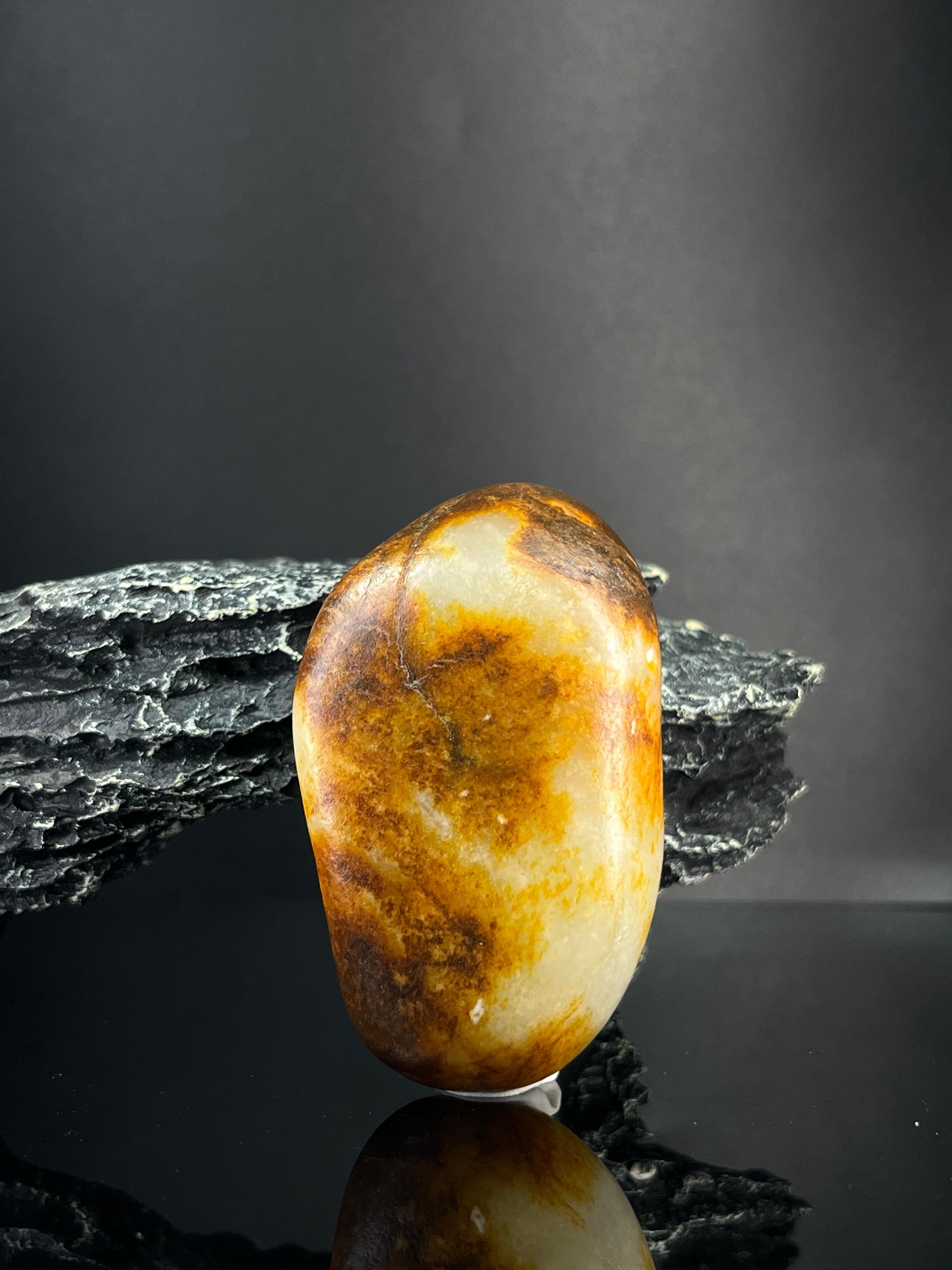 新疆和田玉聚黑带黄皮籽料原石手把件（yc240357）