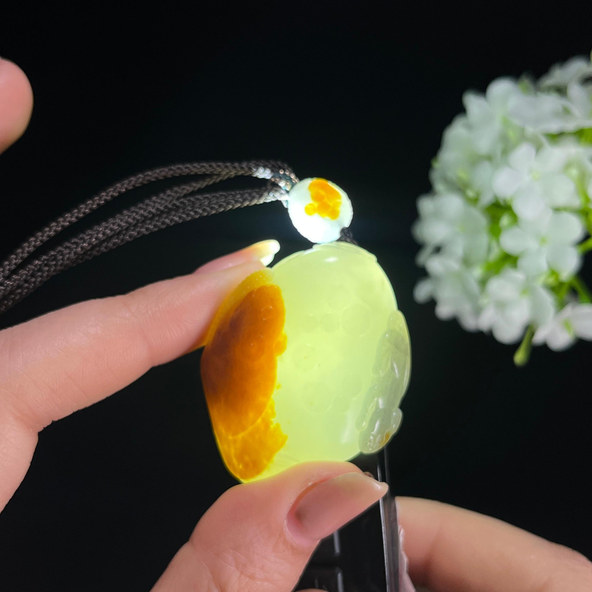 新疆天然和田玉五色籽料硕果累累俏色巧雕挂件（yc379552）