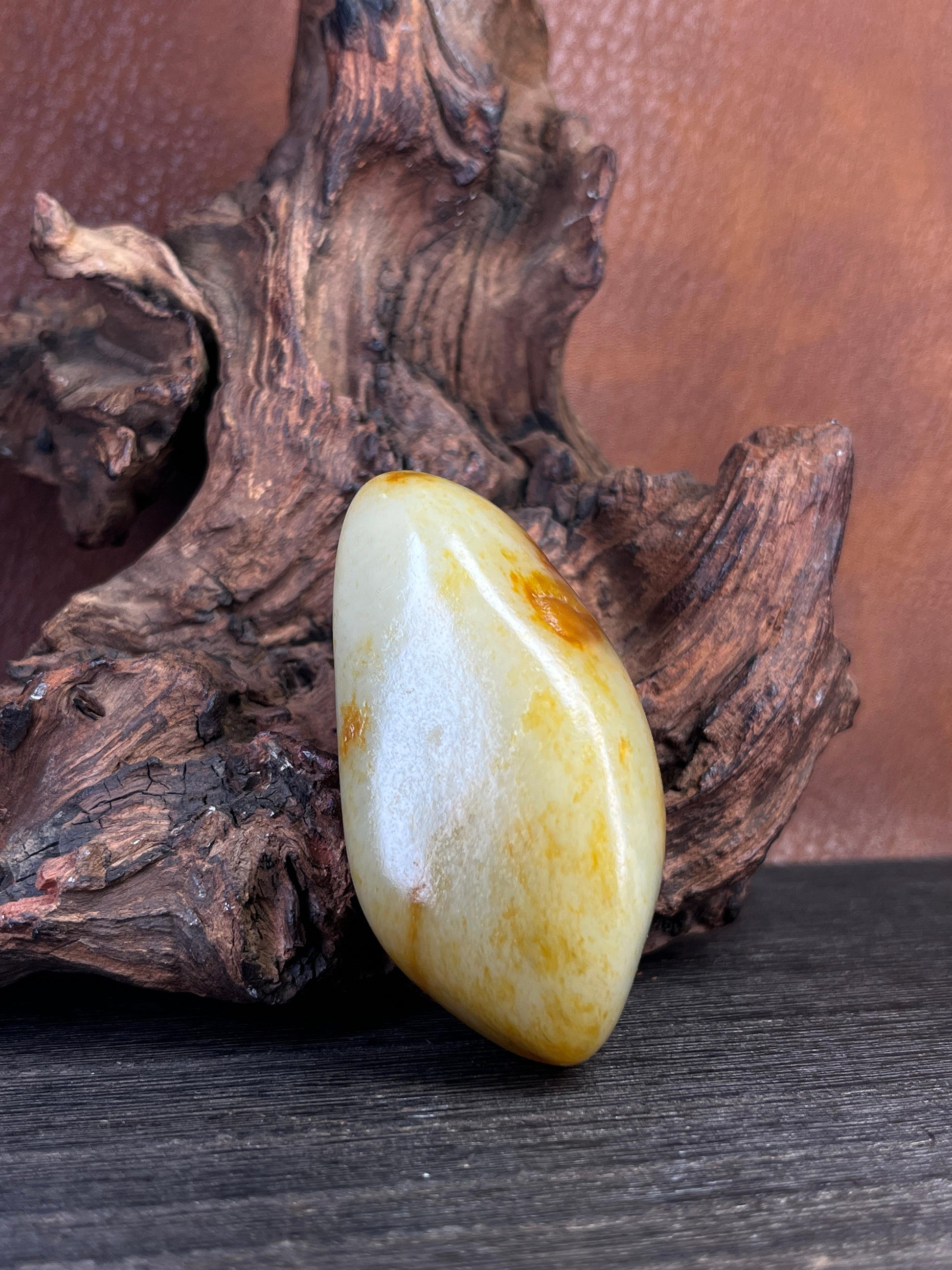 和田玉聚黄带洒金皮籽料手把件（yc227794）