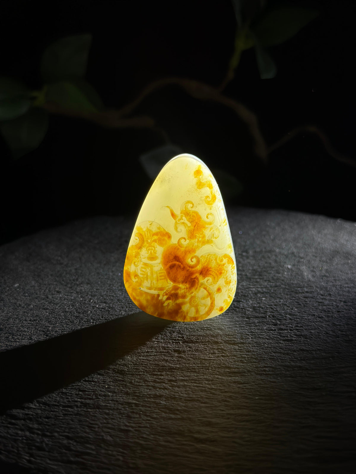 和田玉.籽料聚红皮府上有龙挂件（yc782300）