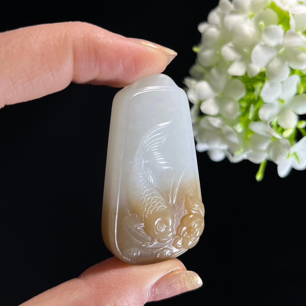 新疆天然和田玉糖白玉“金鲤跃波”鲤鱼雕刻挂件（yc313808）