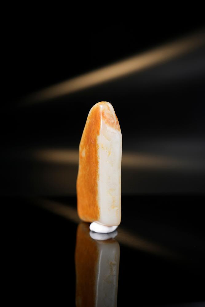 新疆和田玉聚红双面皮“一帆风顺”象形籽料原石（yc244635）