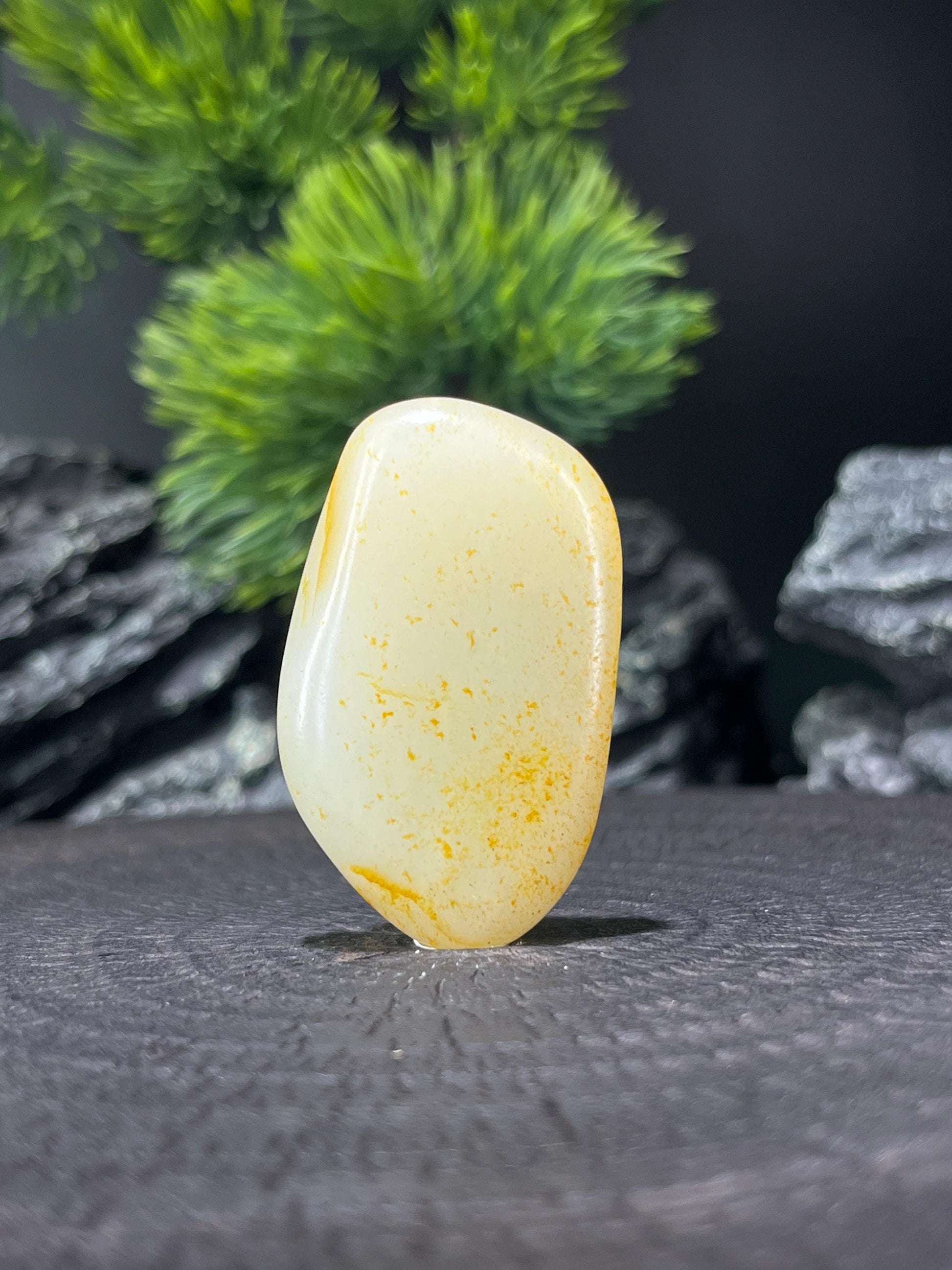 和田玉点状洒金皮籽料原石挂坠（yc224569）