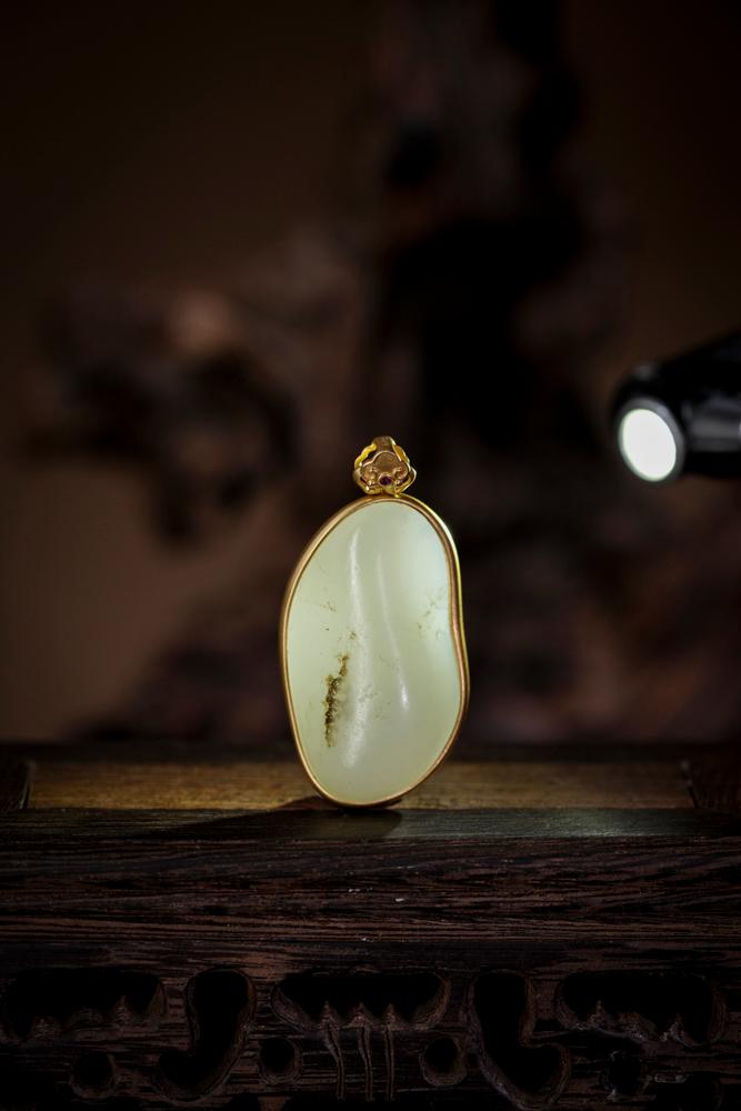 18k金镶和田玉白玉籽料原石原皮吊坠（yc224126） – 添福玉器