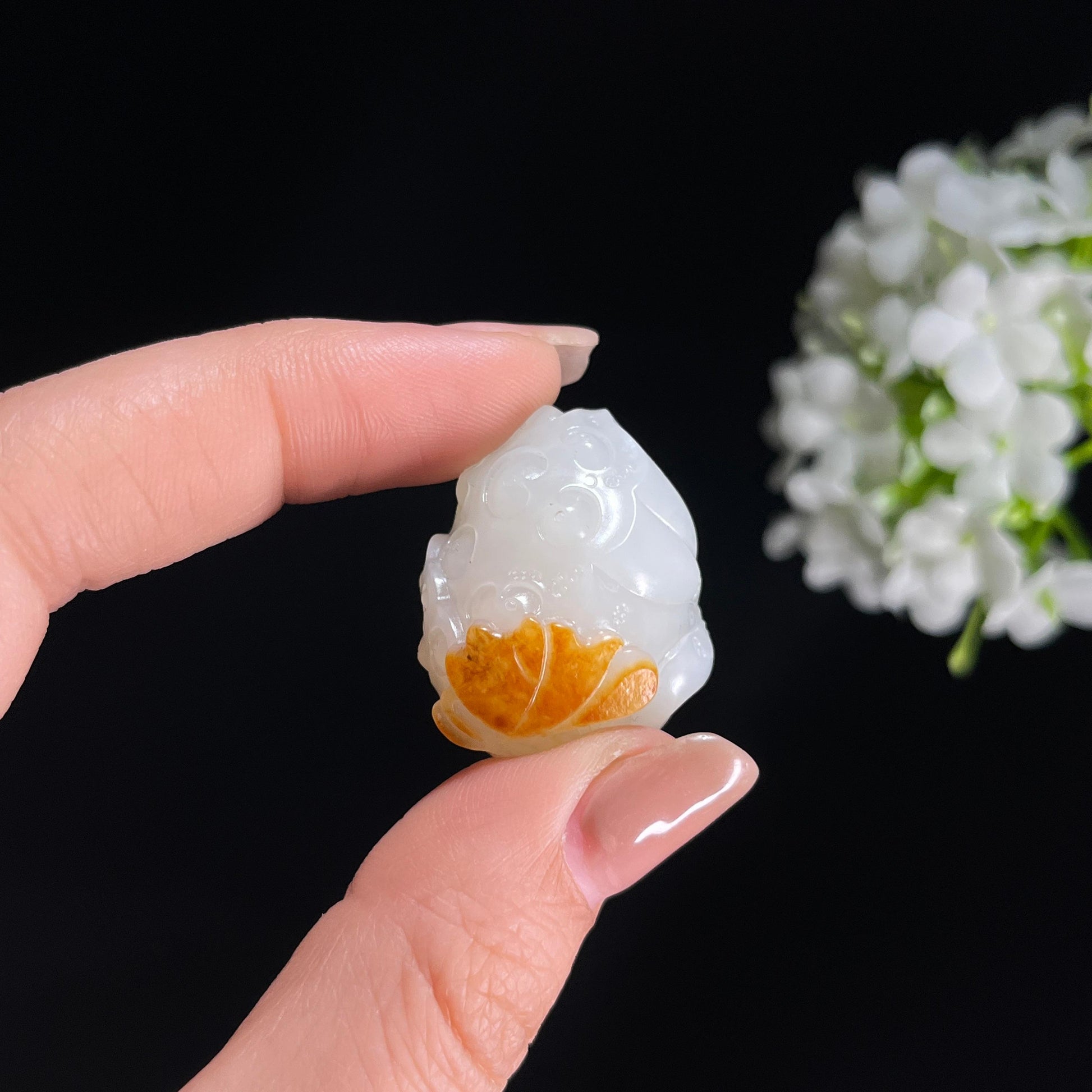 新疆天然和田玉白玉红皮籽料莲蓬雕刻挂件（yc379490）