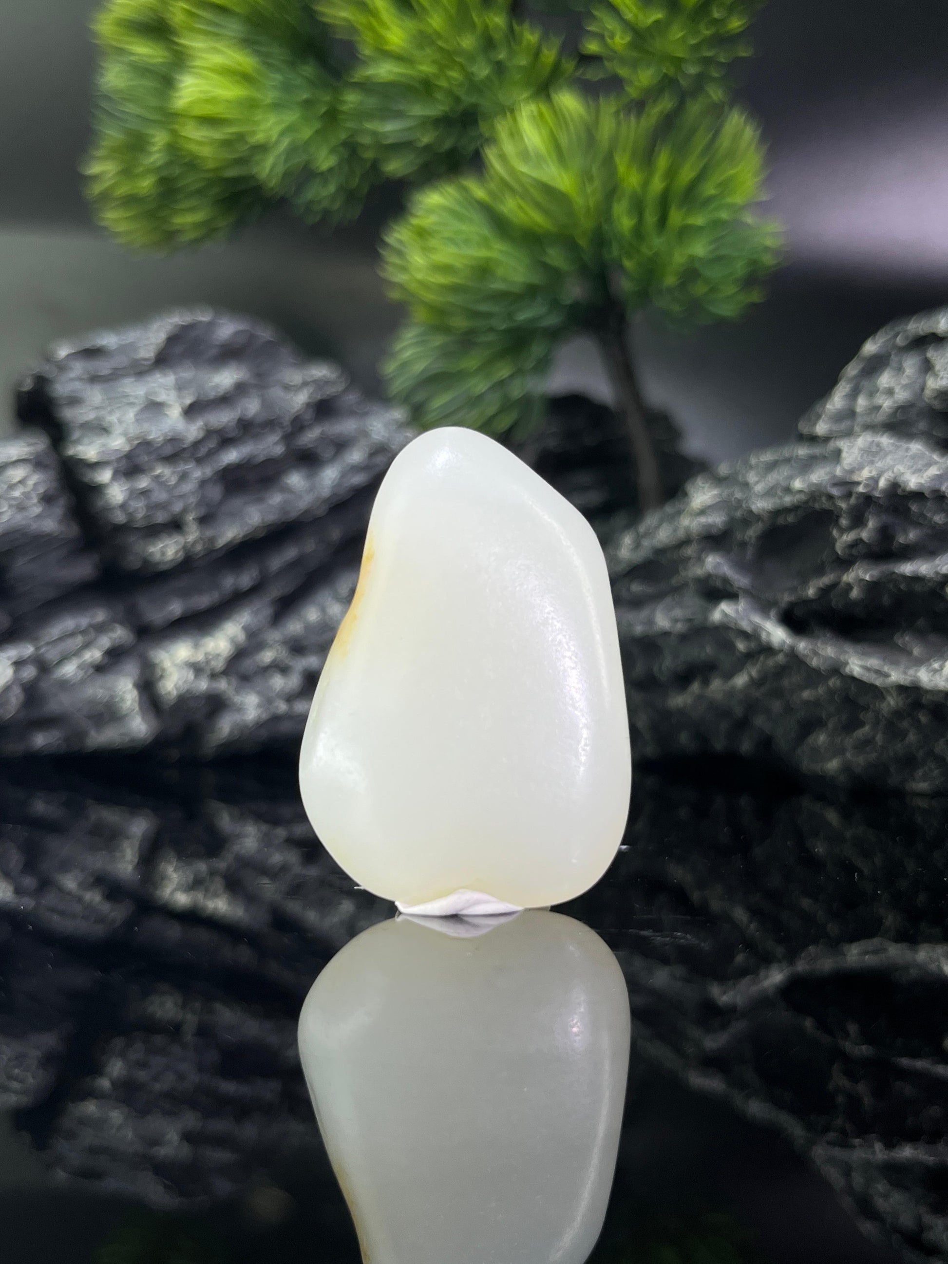 和田玉略带洒金皮一级白籽料原石（yc211865）