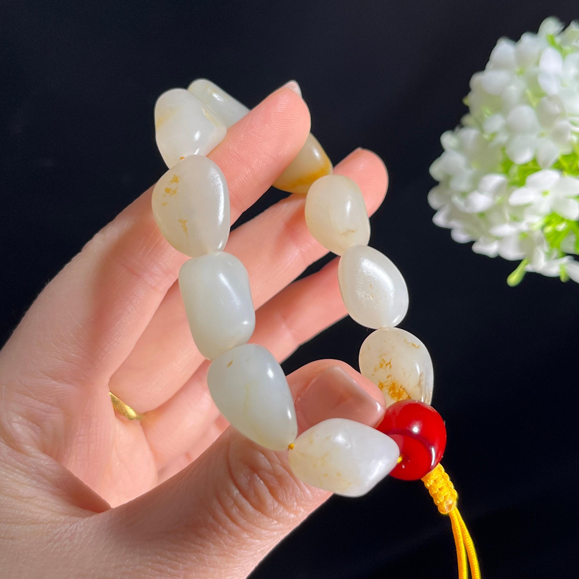 新疆天然和田玉白玉“沁黄缀朱”洒金皮籽料手串（yc281653）