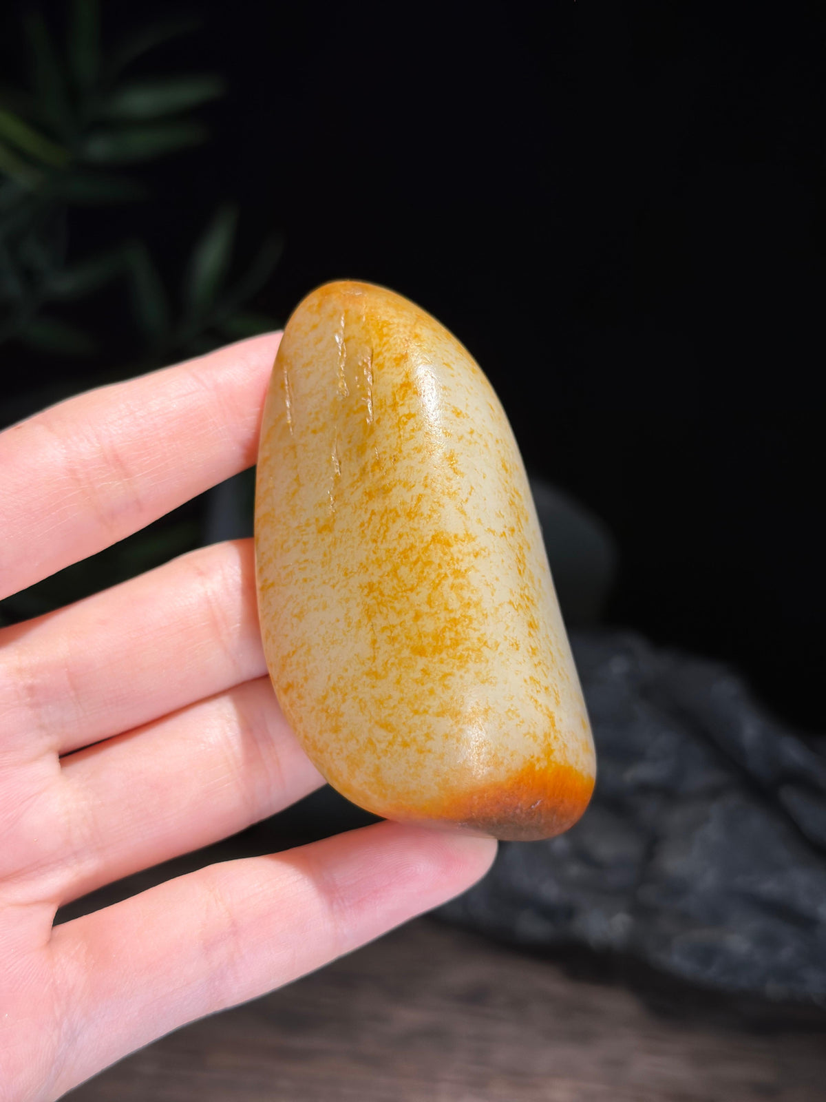 收藏级和田玉暖白种洒金聚红皮籽料手把件（yc736783）