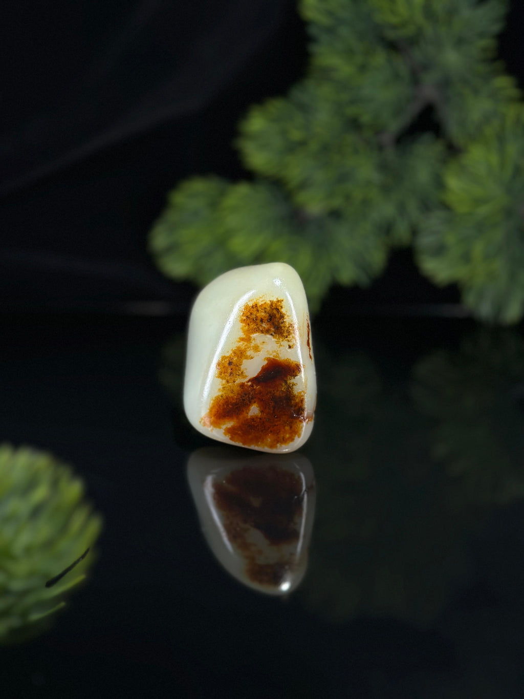 新疆和田玉白玉意境聚红皮臻品籽料手把件（yc504561）