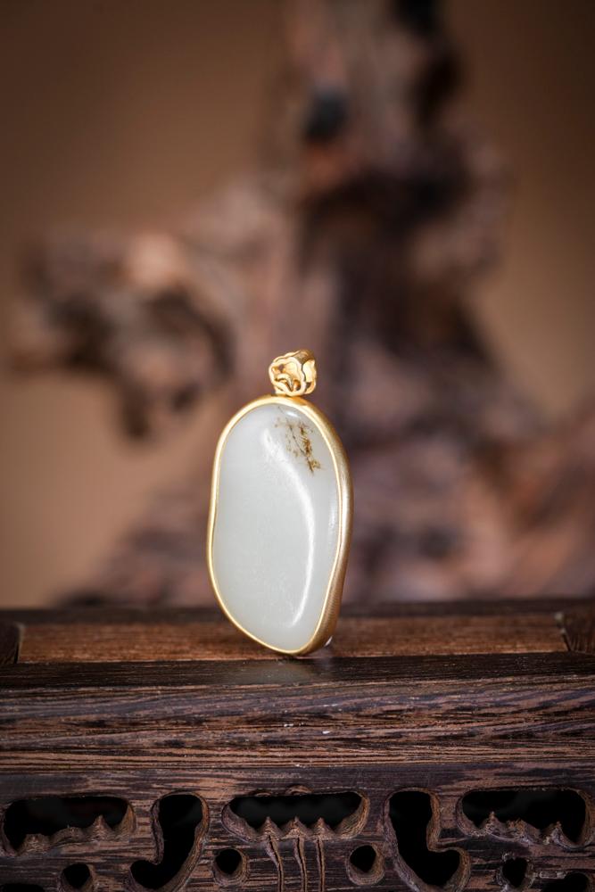 18k金镶和田玉白玉籽料原石原皮吊坠（yc224126） – 添福玉器