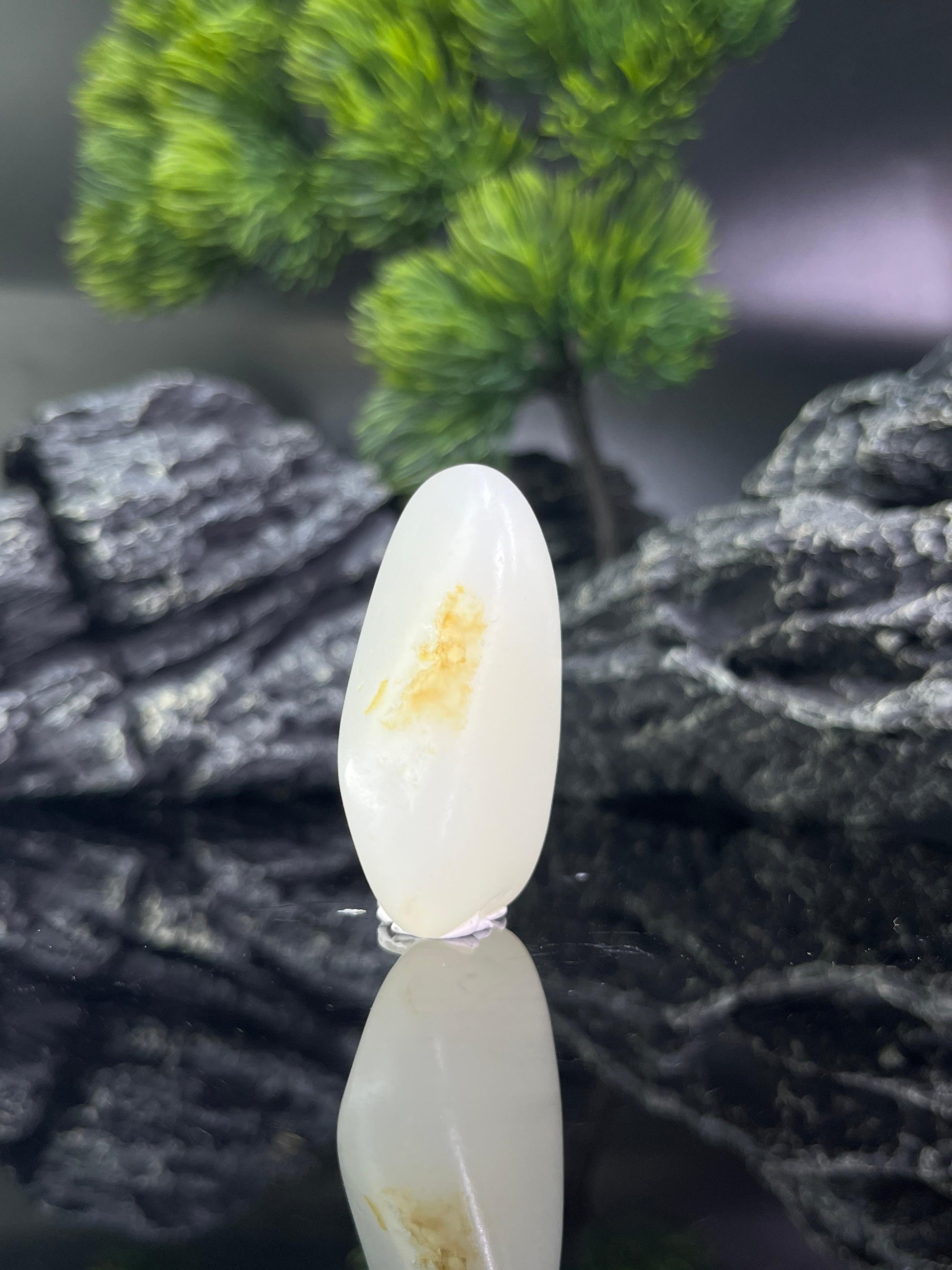 和田玉略带洒金皮一级白籽料原石（yc211865）
