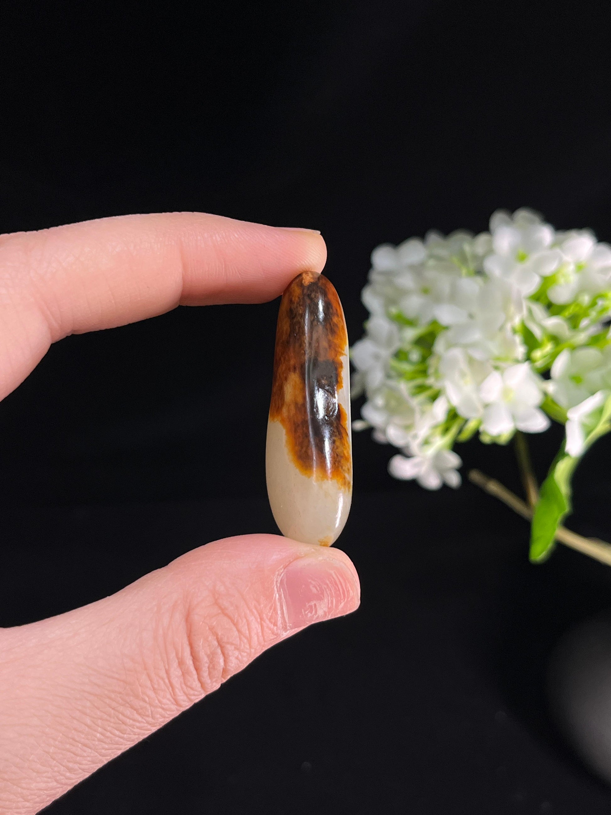 新疆和田玉白玉特色聚红皮籽料原石（yc251629）