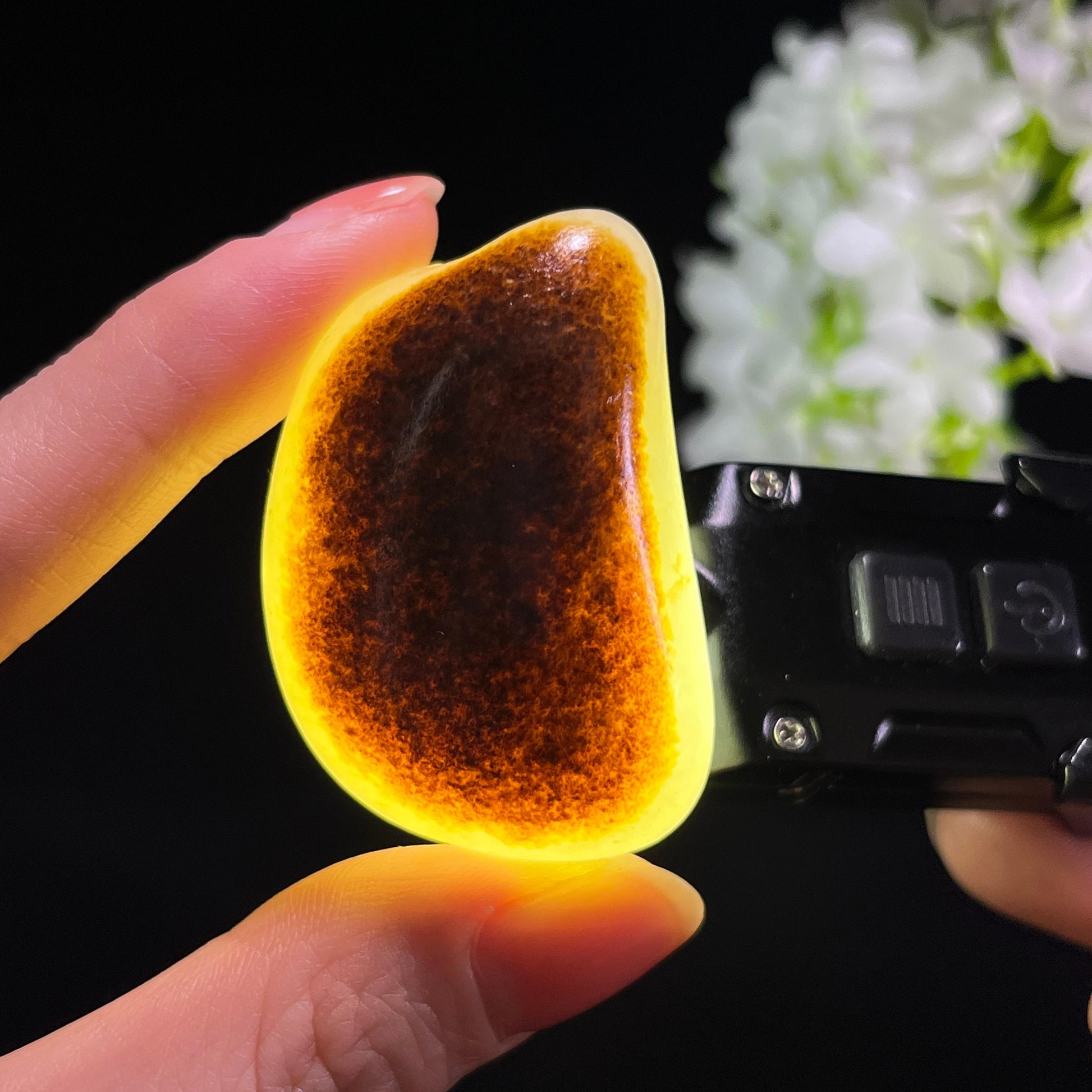 和田玉白玉“云崖积雪”黑红皮籽料（yc345794）