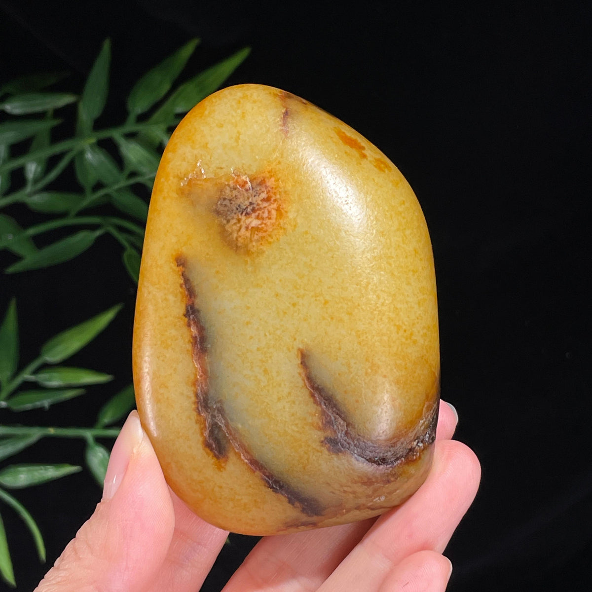 新疆和田玉白玉黑皮聚黄皮籽料手把件（yc723164）