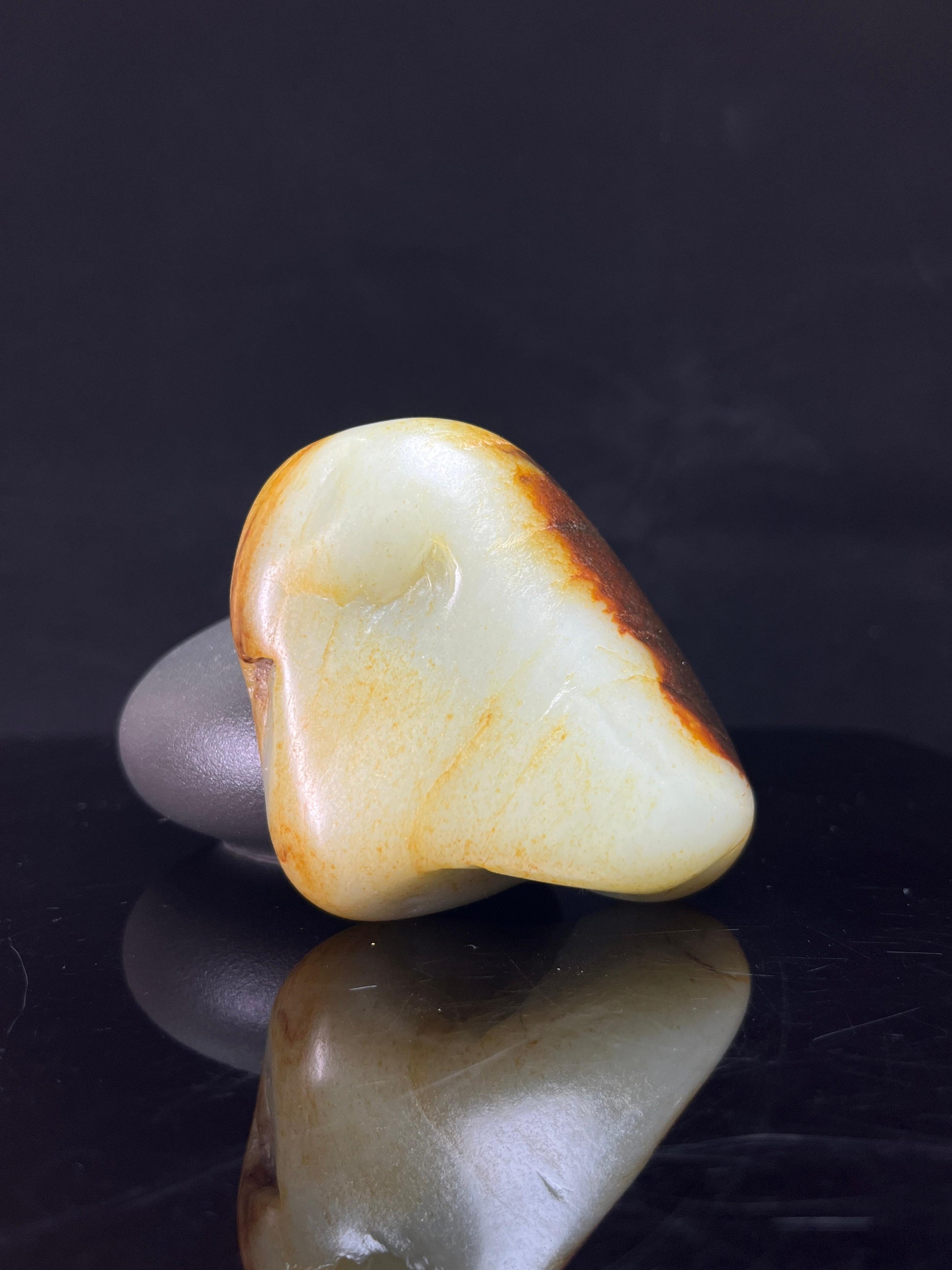 新疆和田玉籽料原石黑红皮挂件原皮独籽（yc235070）