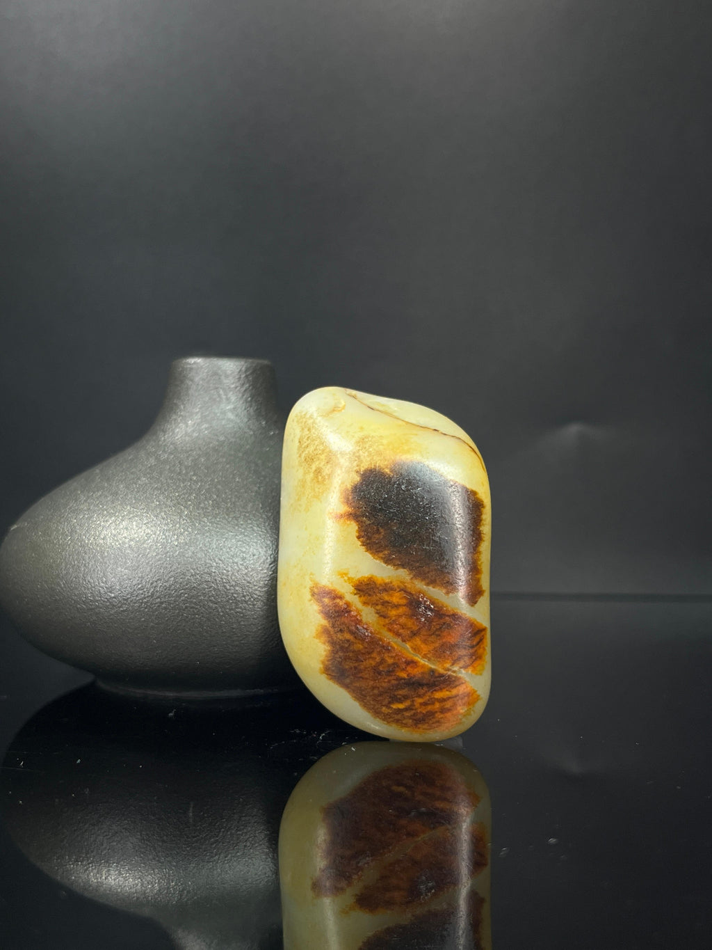 新疆和田玉暖白种聚黑皮籽料原石（yc241954）