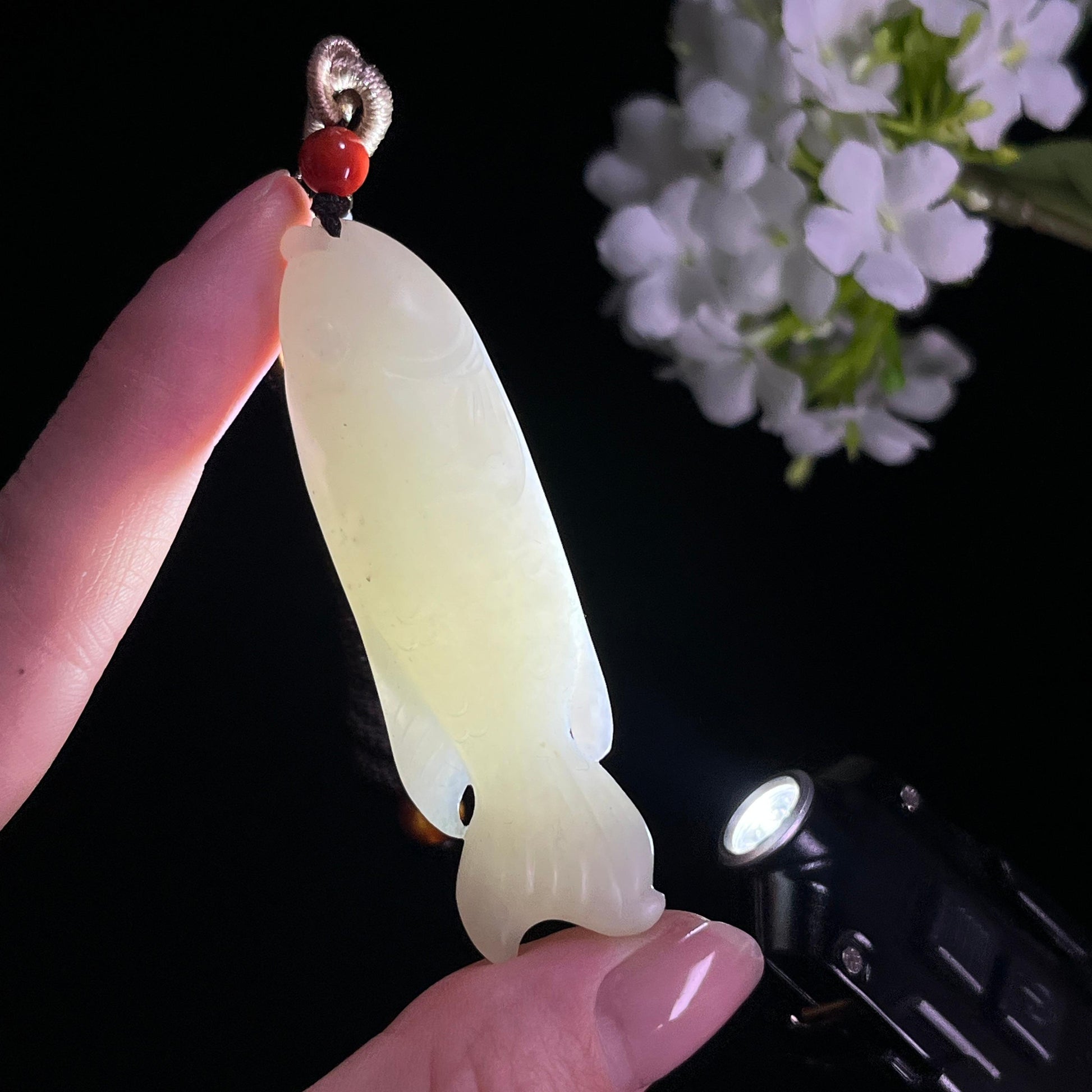 和田玉新疆料“岁岁有余”鱼雕刻挂件（yc299329）