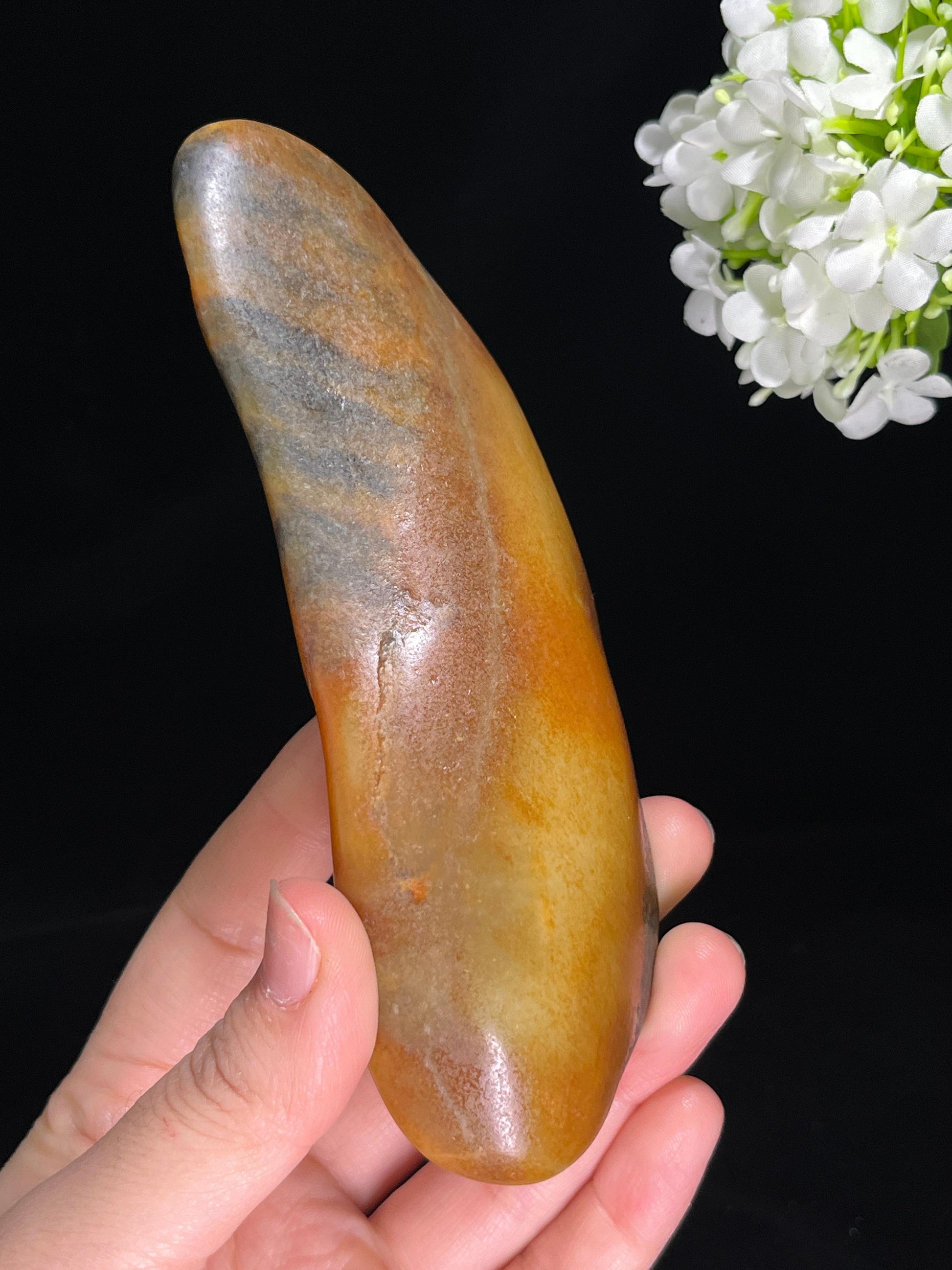 新疆和田玉三色皮特色“飞旋逐运”籽料原石（yc255461）