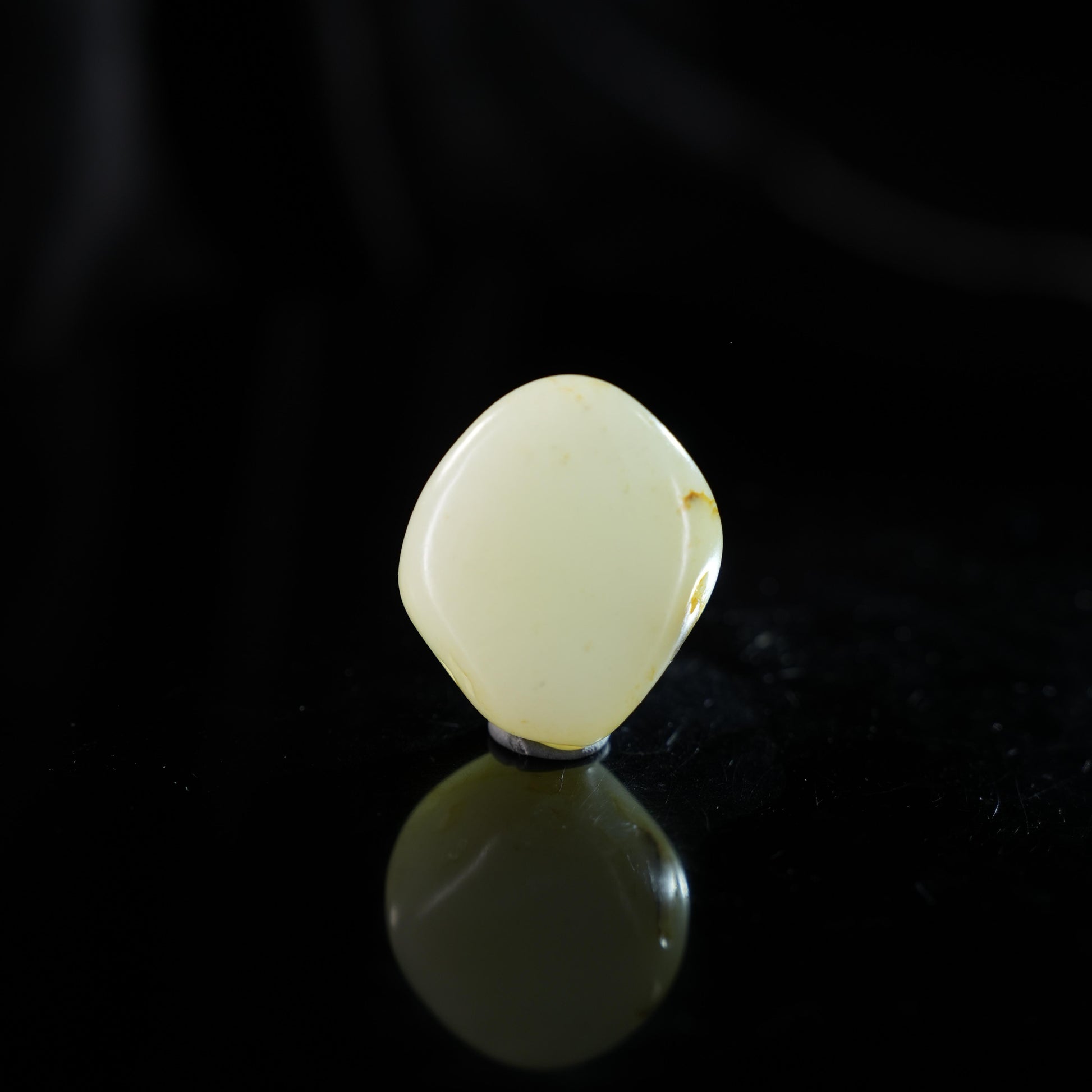 新疆和田玉“霜菱曳金”白玉洒金皮籽料（yc449640）