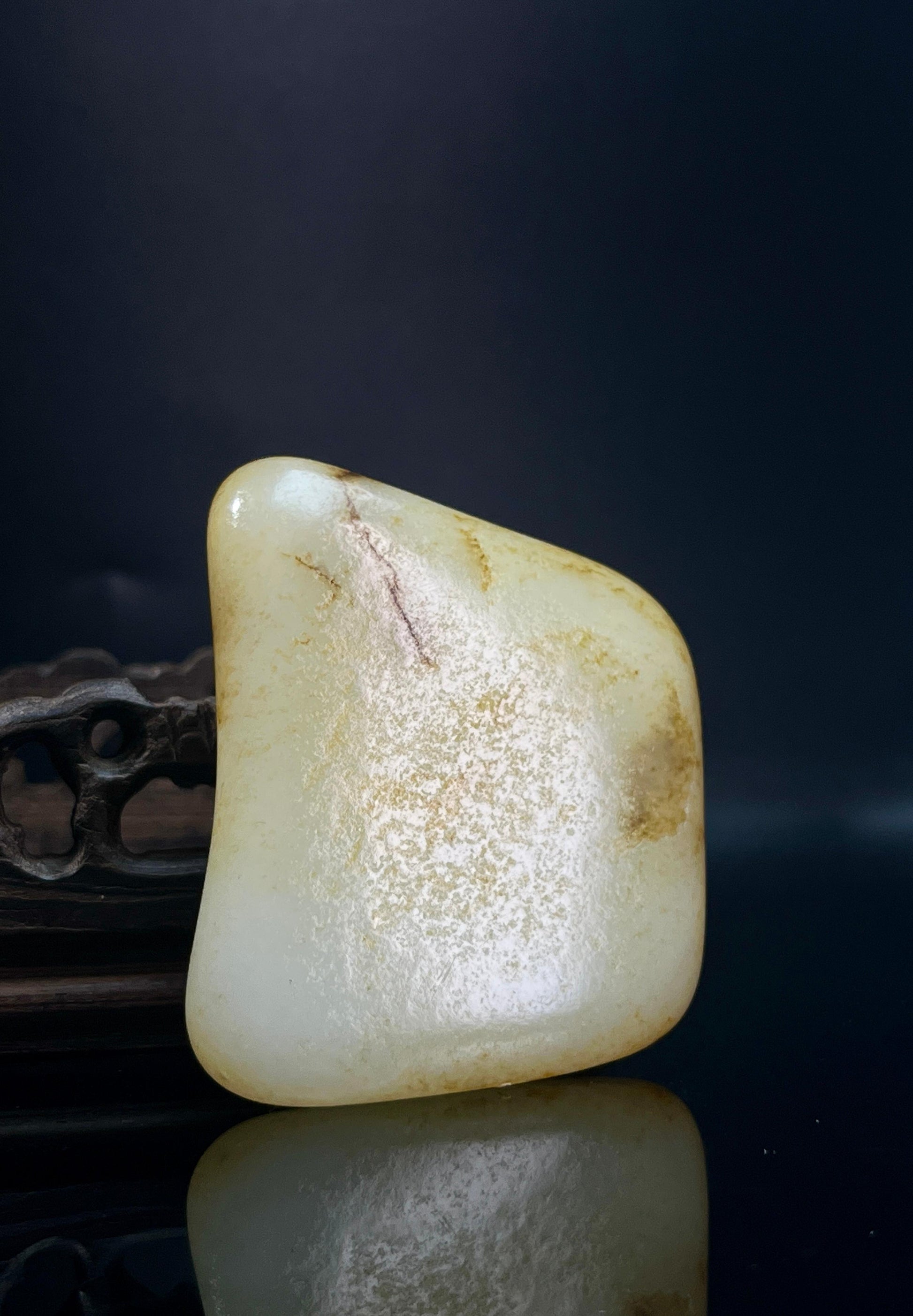 新疆和田玉籽料原石洒金皮元宝状小摆件（yc236641）