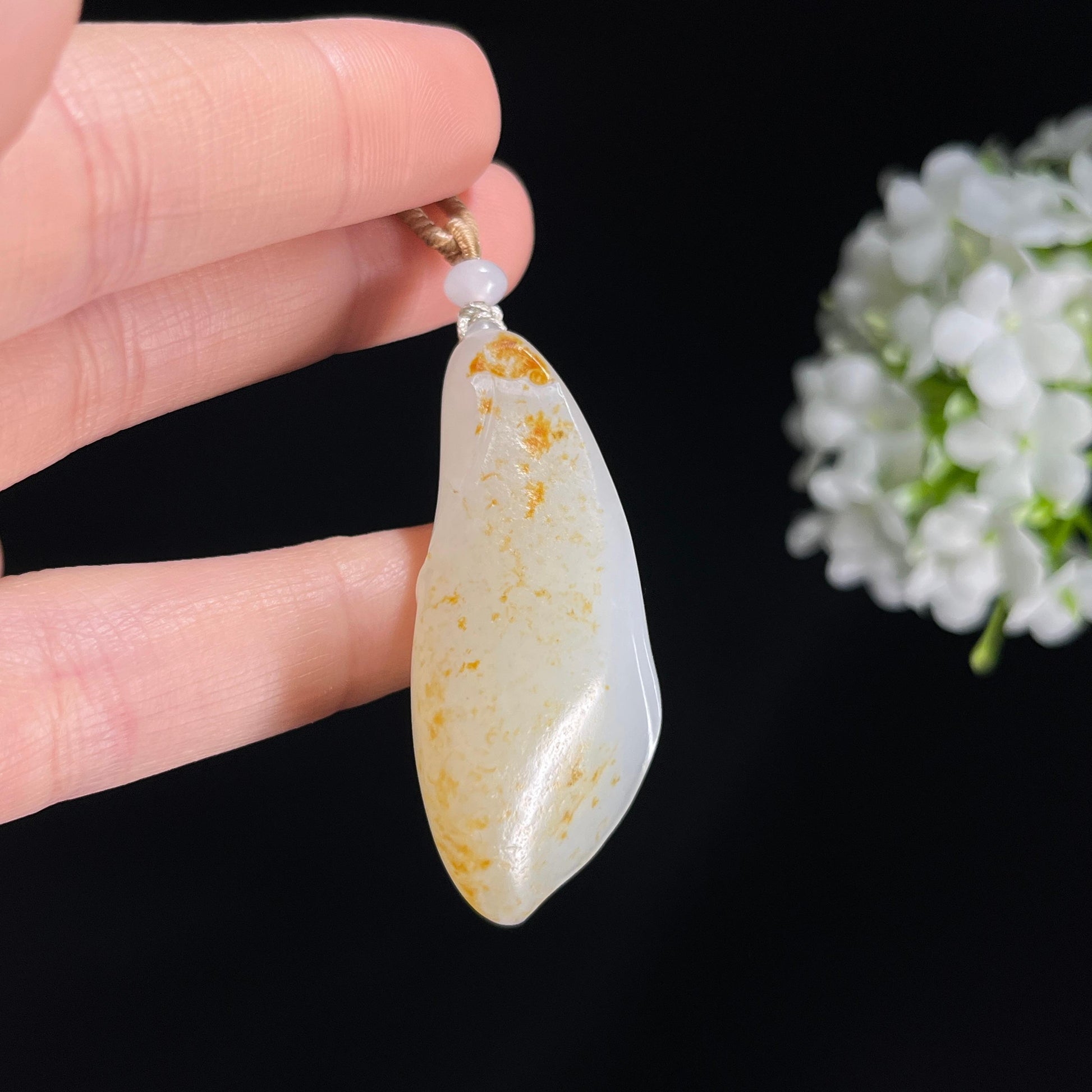 新疆天然和田玉白玉洒金皮籽料玉兰花雕刻挂件（yc379668）