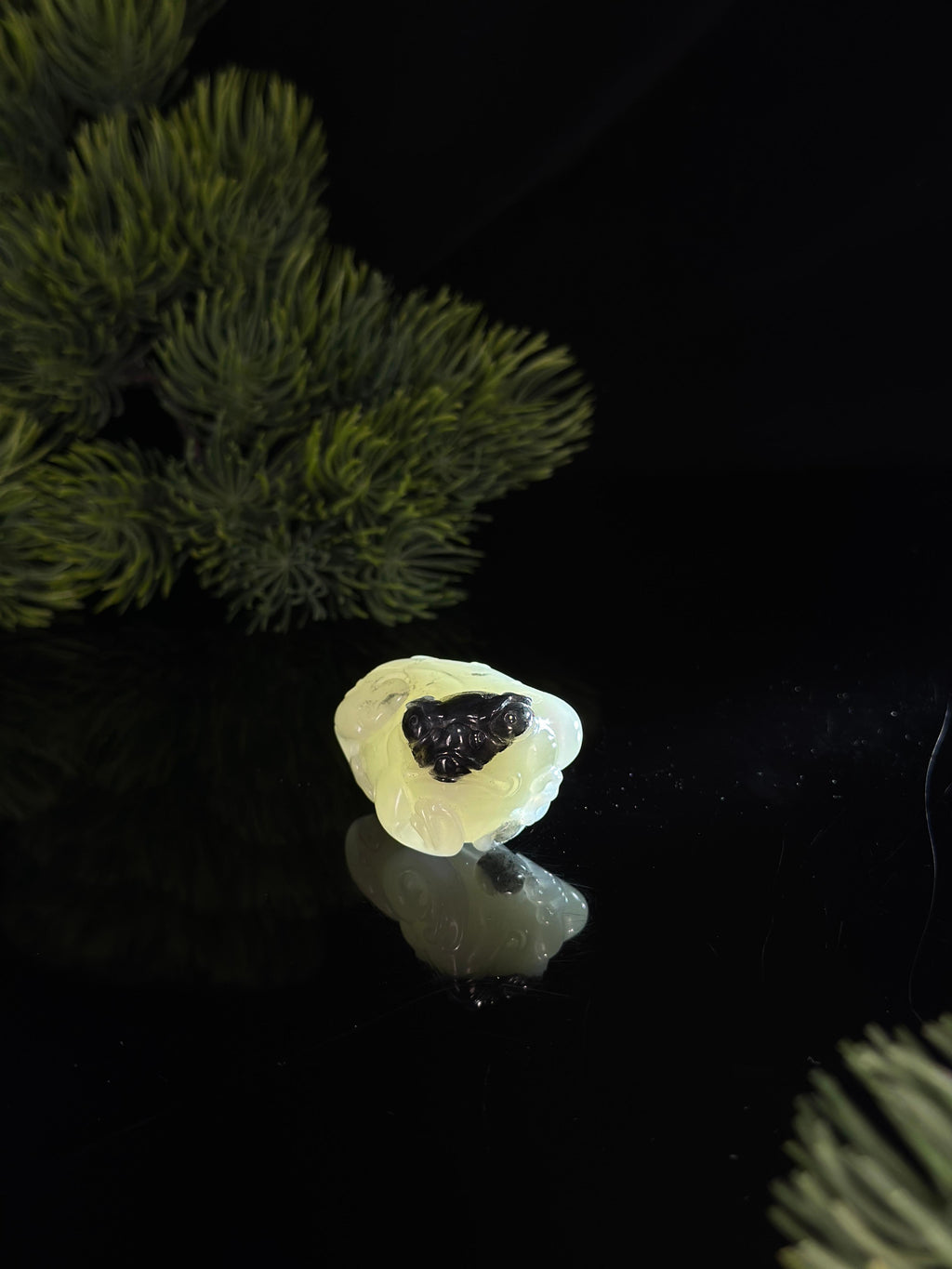 新疆和田玉青花籽料三足金蟾俏色雕挂件（yc471702）