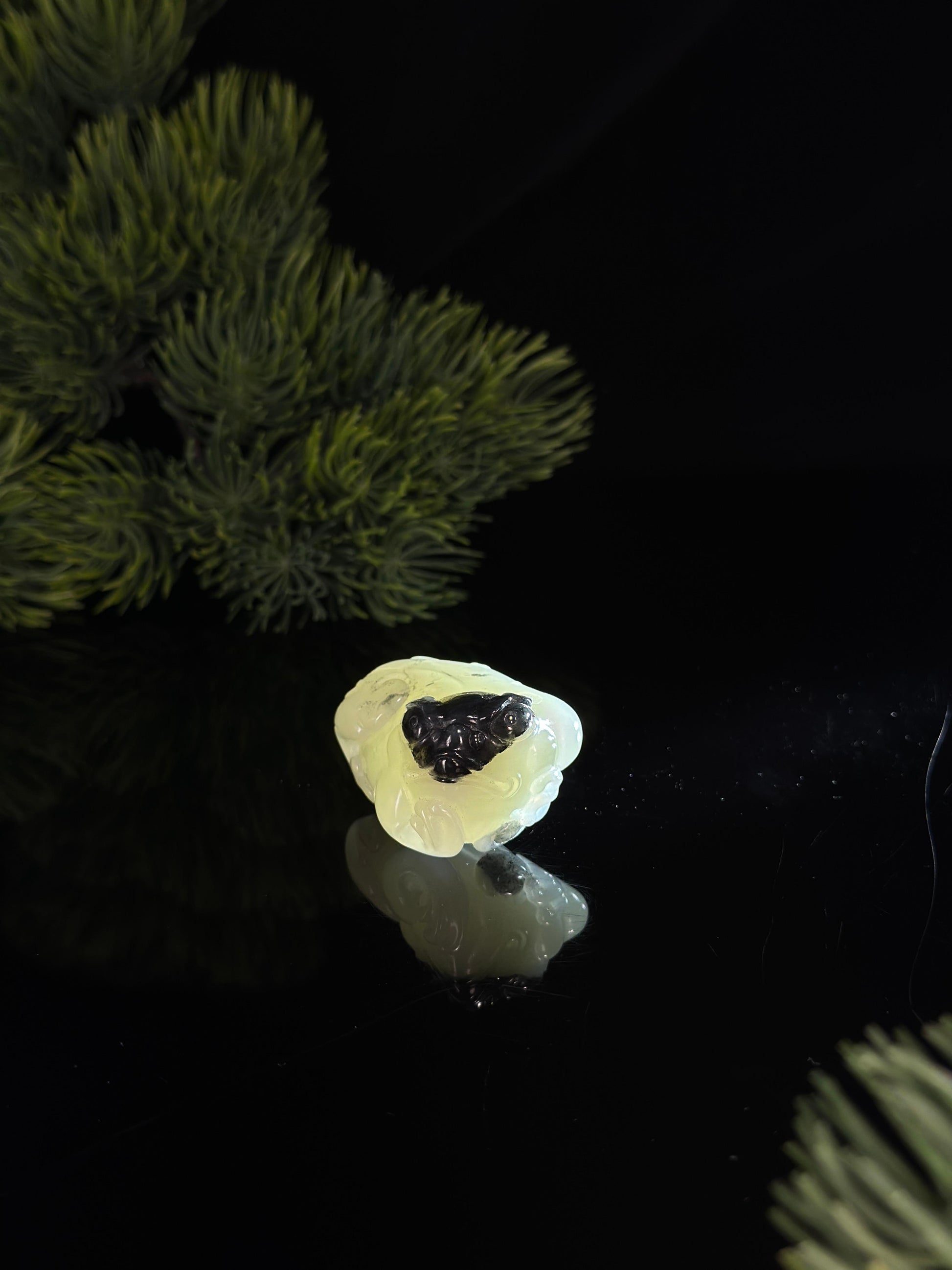 新疆和田玉青花籽料三足金蟾俏色雕挂件（yc471702）