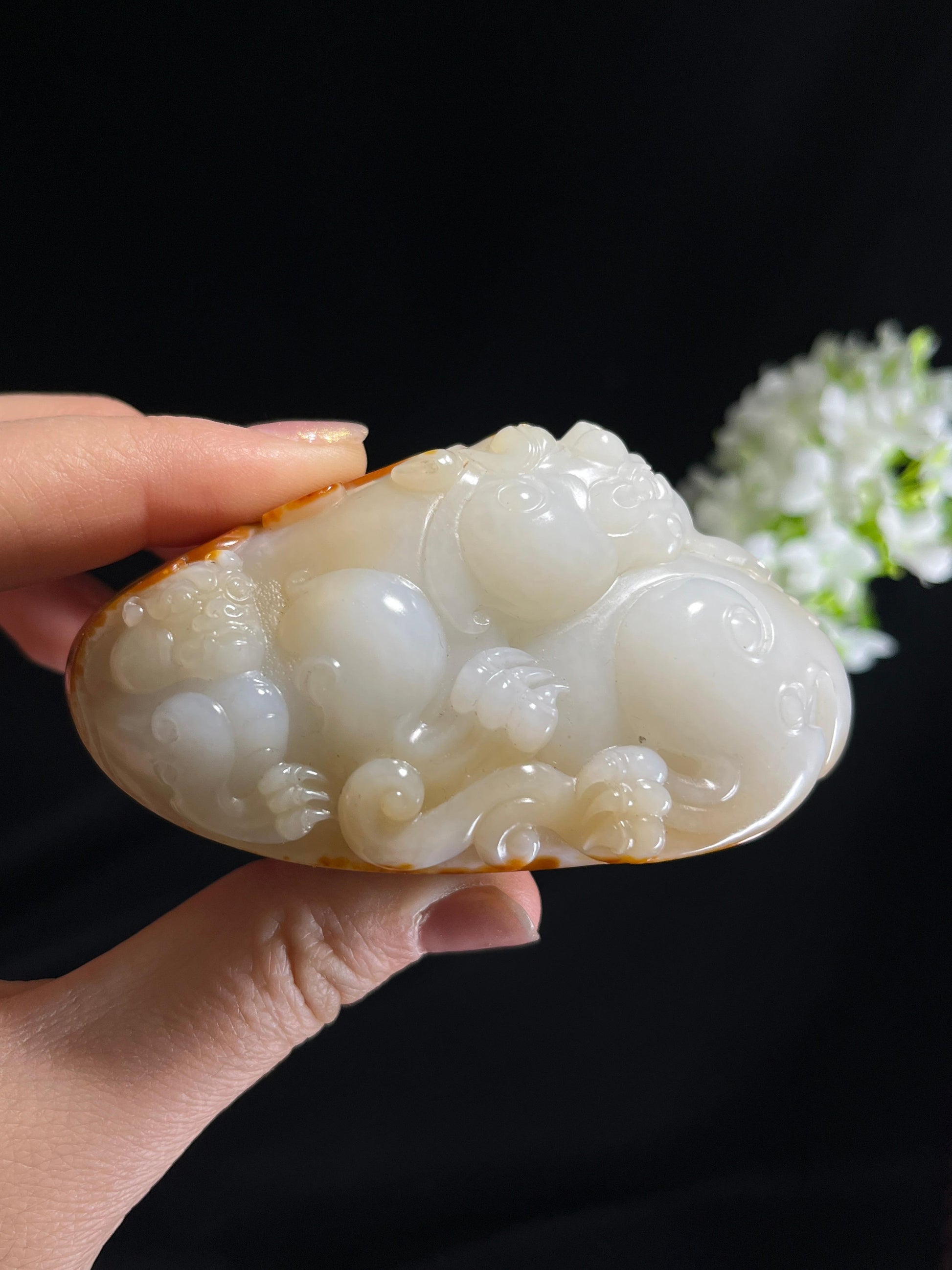 新疆天然和田玉籽料聚红皮仿古纹貔貅雕刻手把件（yc272175）