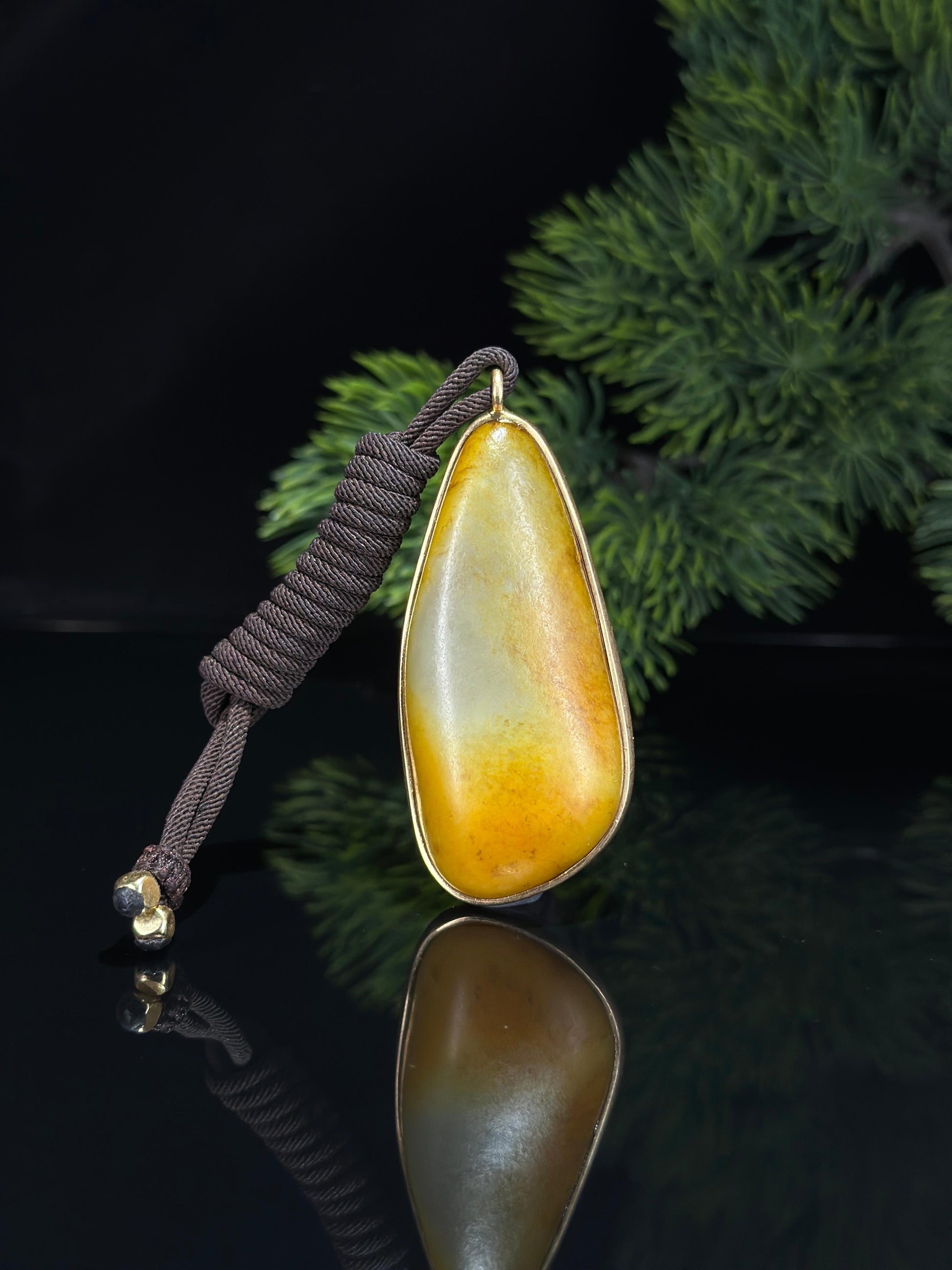 新疆和田玉珍品18K金镶白玉聚黄皮籽料挂件（yc694879）