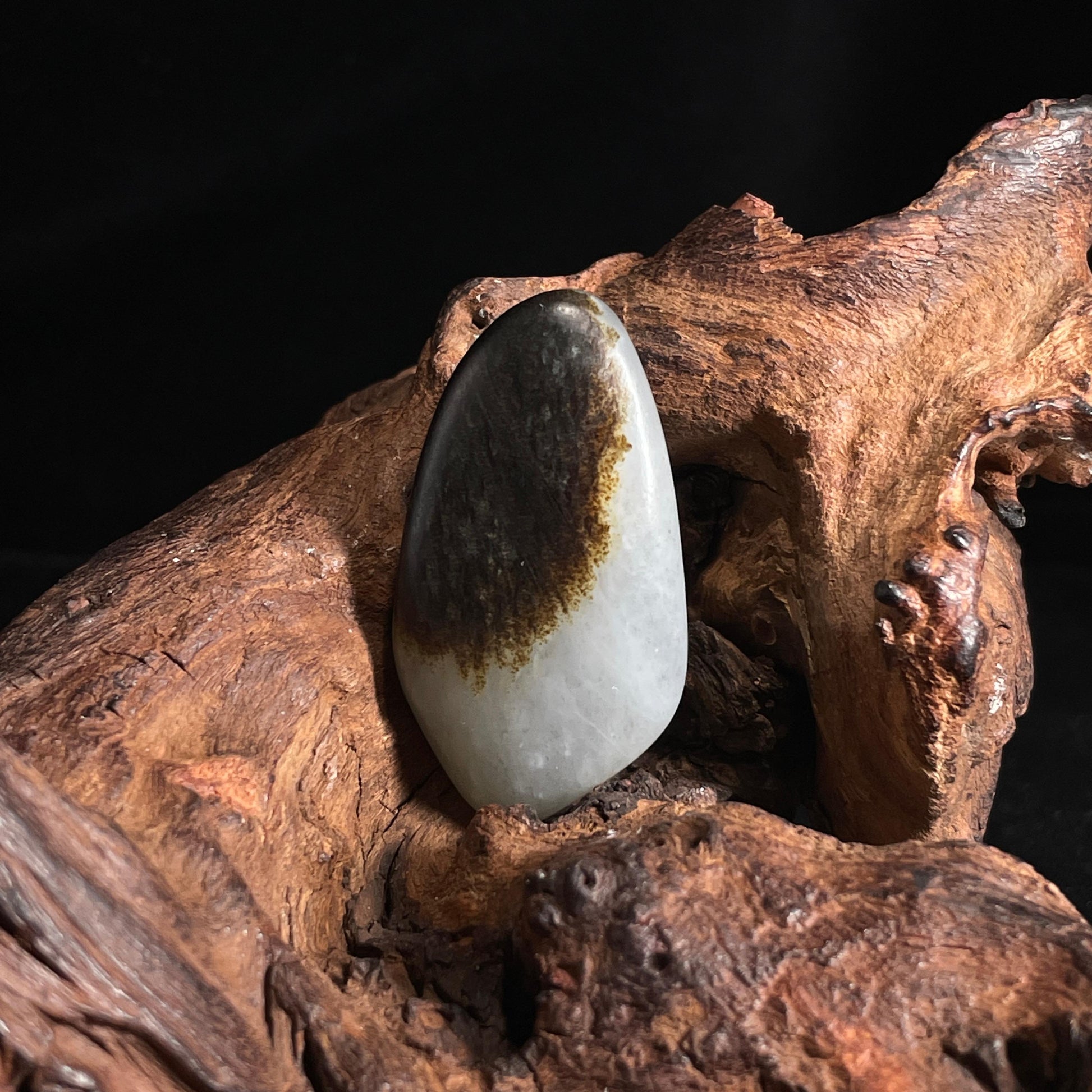 和田玉青花“墨染青波”聚黑皮籽料（yc417357）