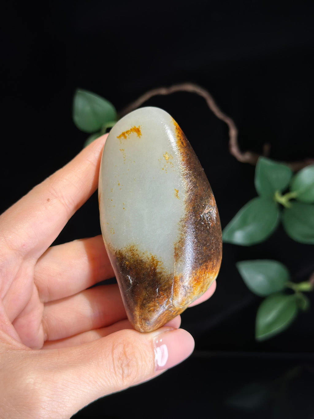 新疆和田玉高青白秋梨聚黑皮籽料手把件（yc749274）
