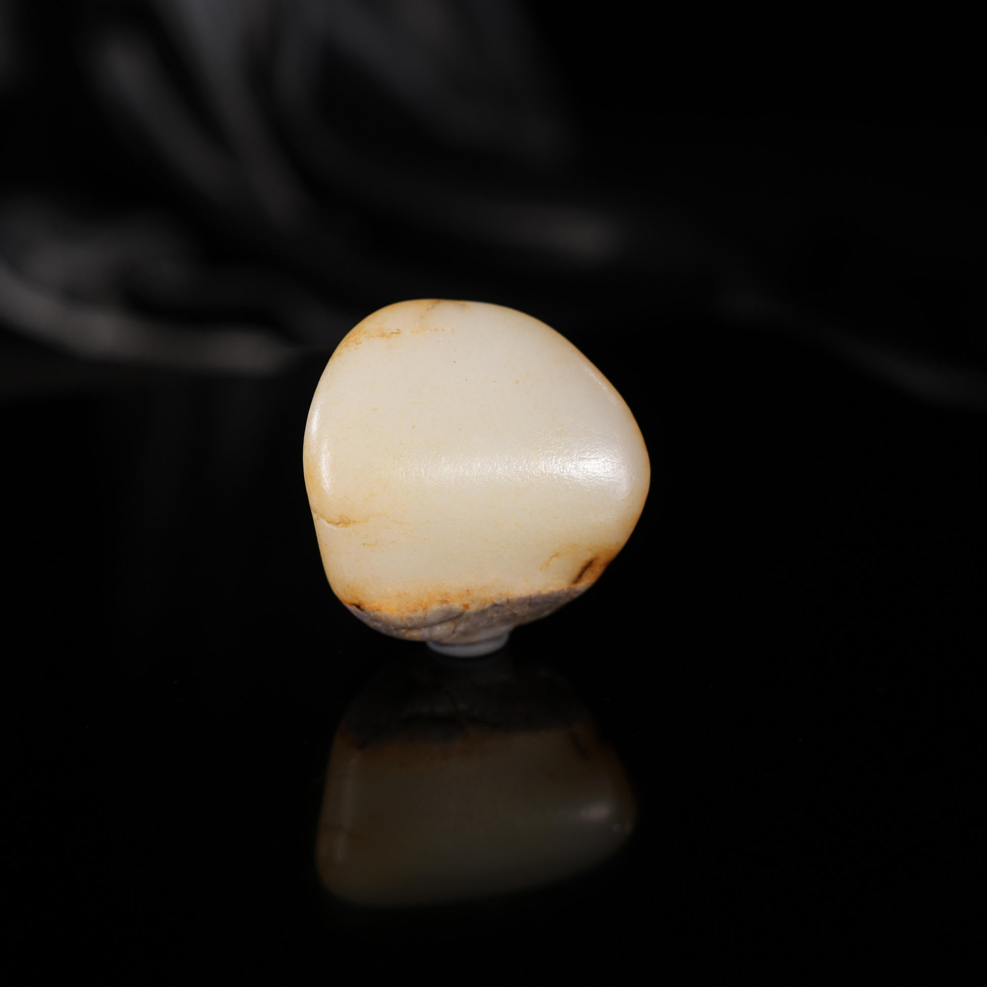 新疆和田玉“薄枫栖脂”白玉洒红皮籽料（yc450539）