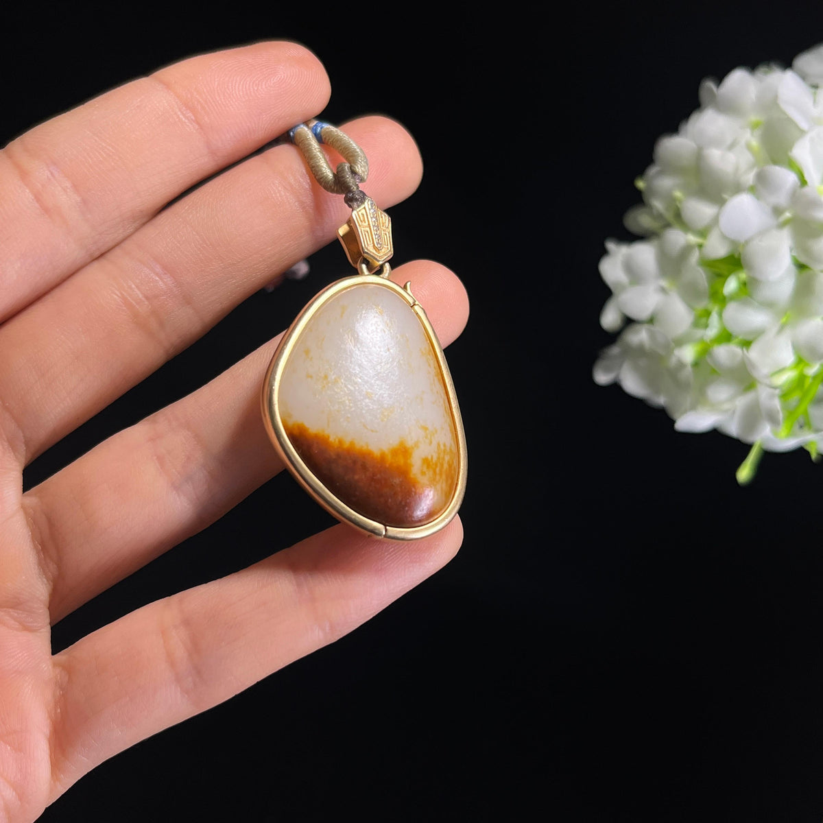 18k金镶和田玉白玉聚红皮籽料挂件（yc337566）