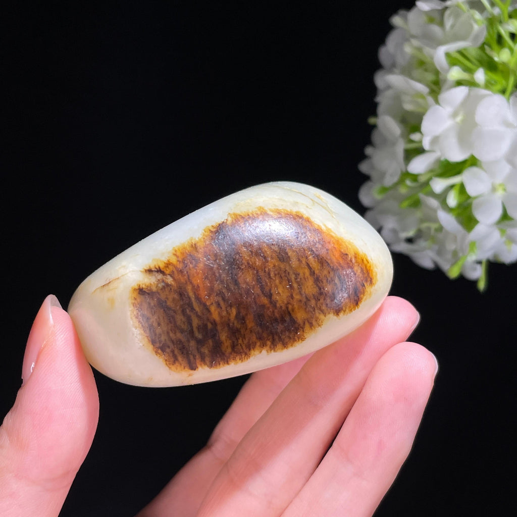 新疆和田玉白玉虎纹聚黑皮籽料小摆件（yc479181）