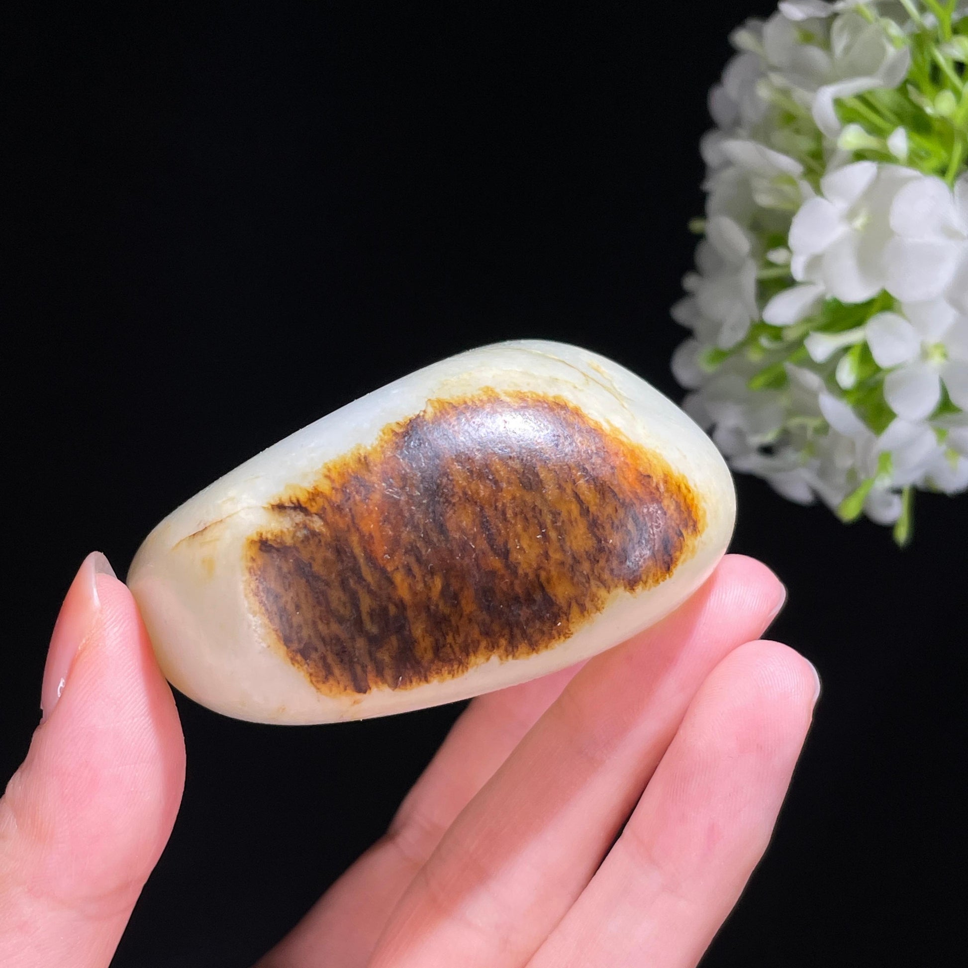 新疆和田玉白玉虎纹聚黑皮籽料小摆件（yc479181）